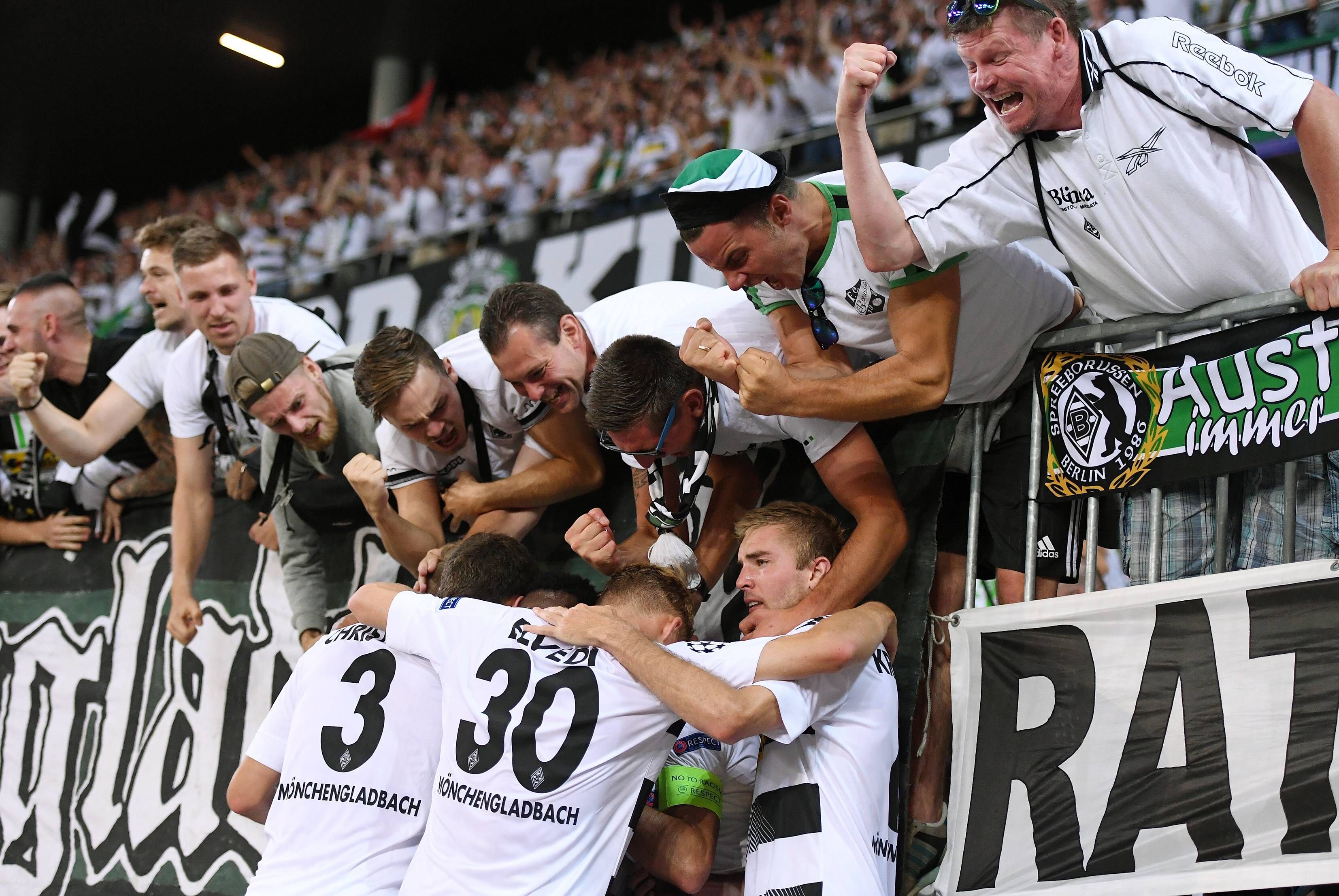 Spieler von Borussia Mönchengladbach feiern mit Gladbach-Fans in der Nordkurve.