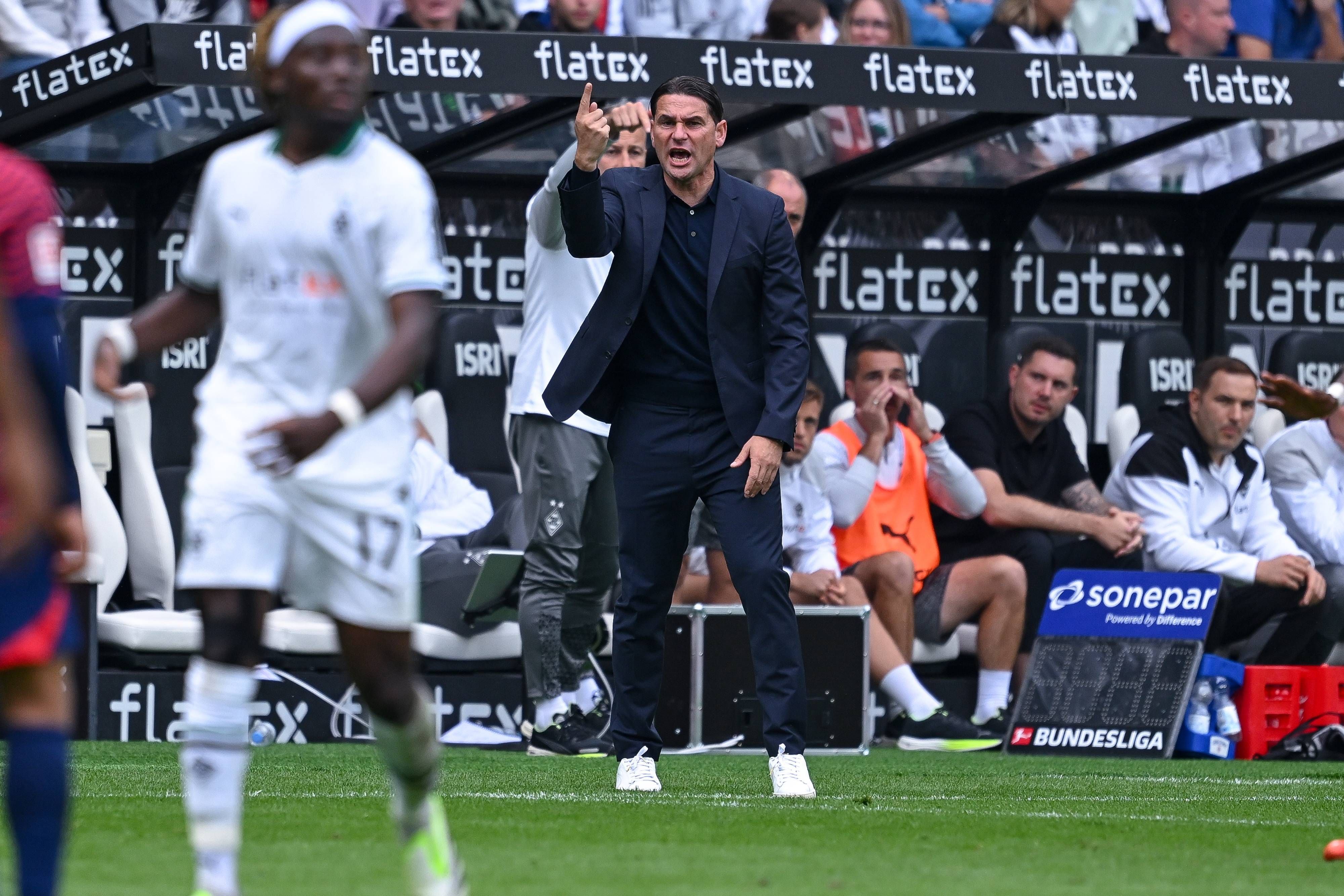 Gerardo Seoane gibt seinen Spielern im Borussia-Park Anweisungen.
