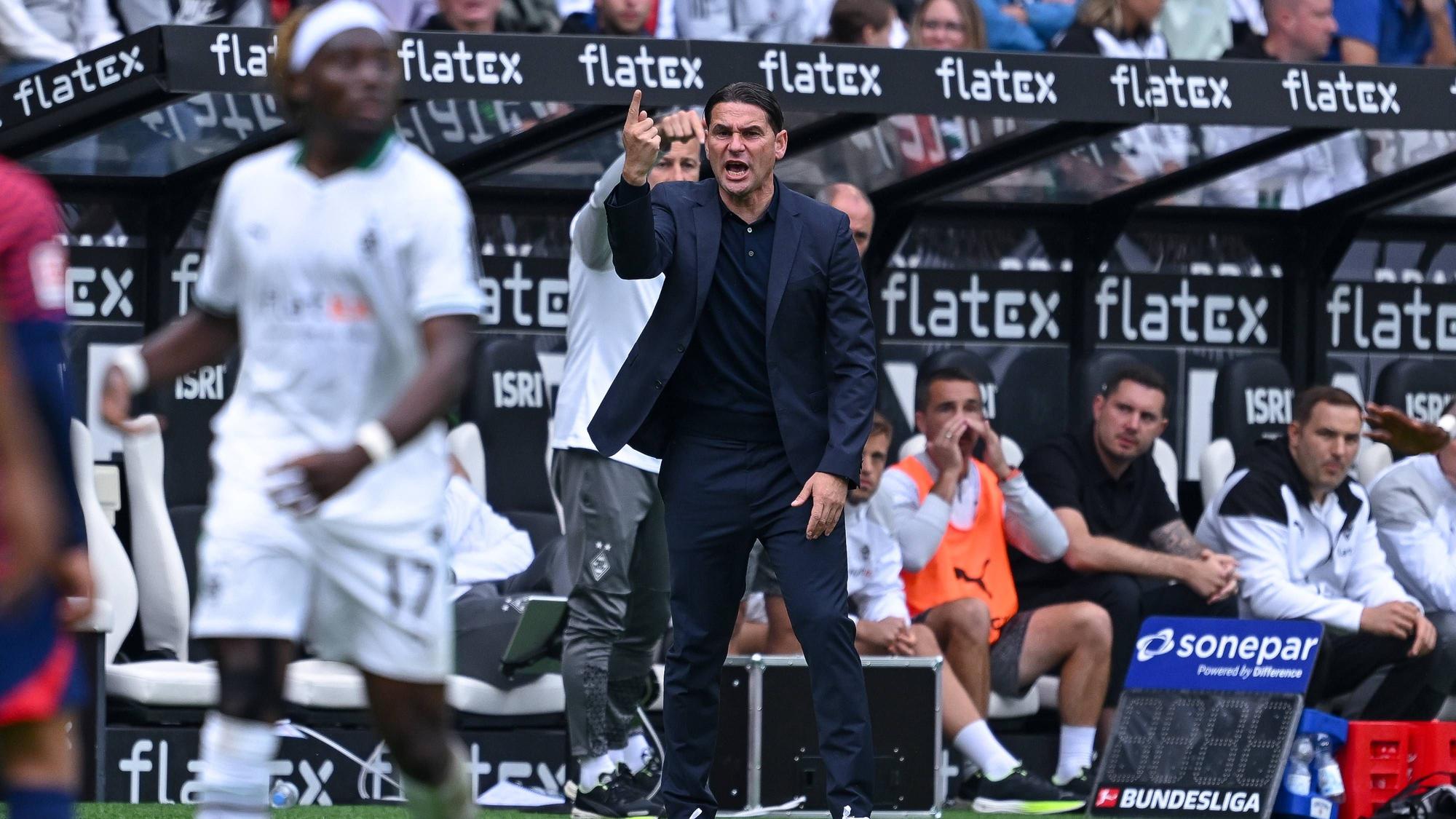 Gerardo Seoane gibt seinen Spielern im Borussia-Park Anweisungen.