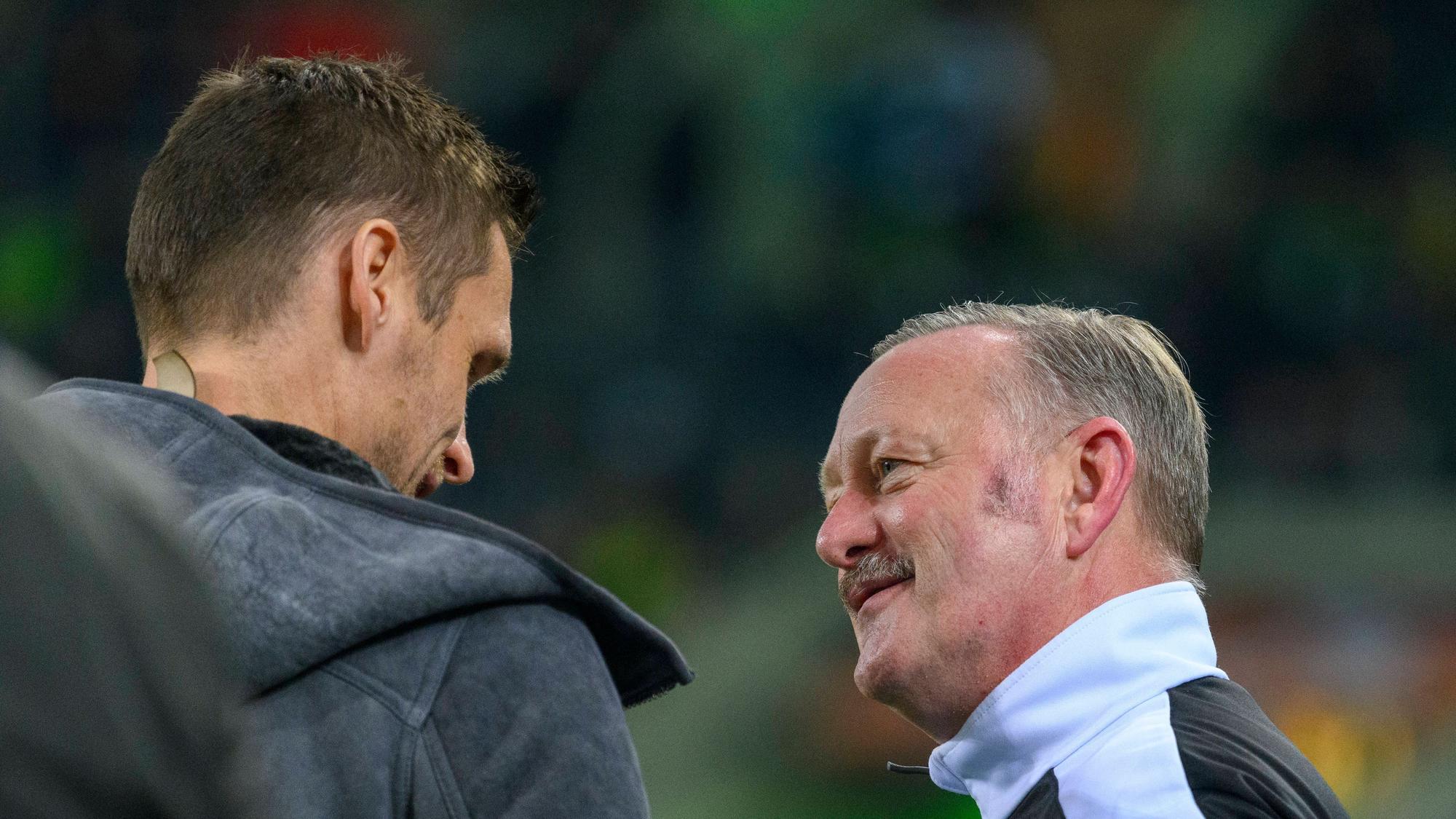 Sebastian Kehl und Roland Virkus unterhalten sich.