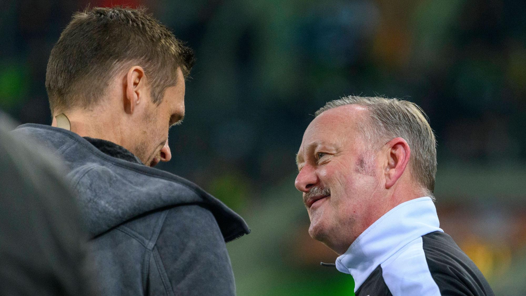 Roland Virkus (r.) unterhält sich mit Sebastian Kehl von Borussia Dortmund.