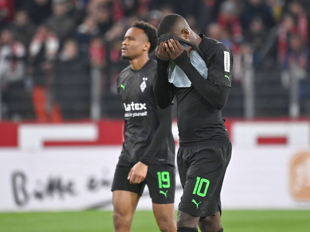 Marcus Thuram hält sich das Trikot vor das Gesicht.