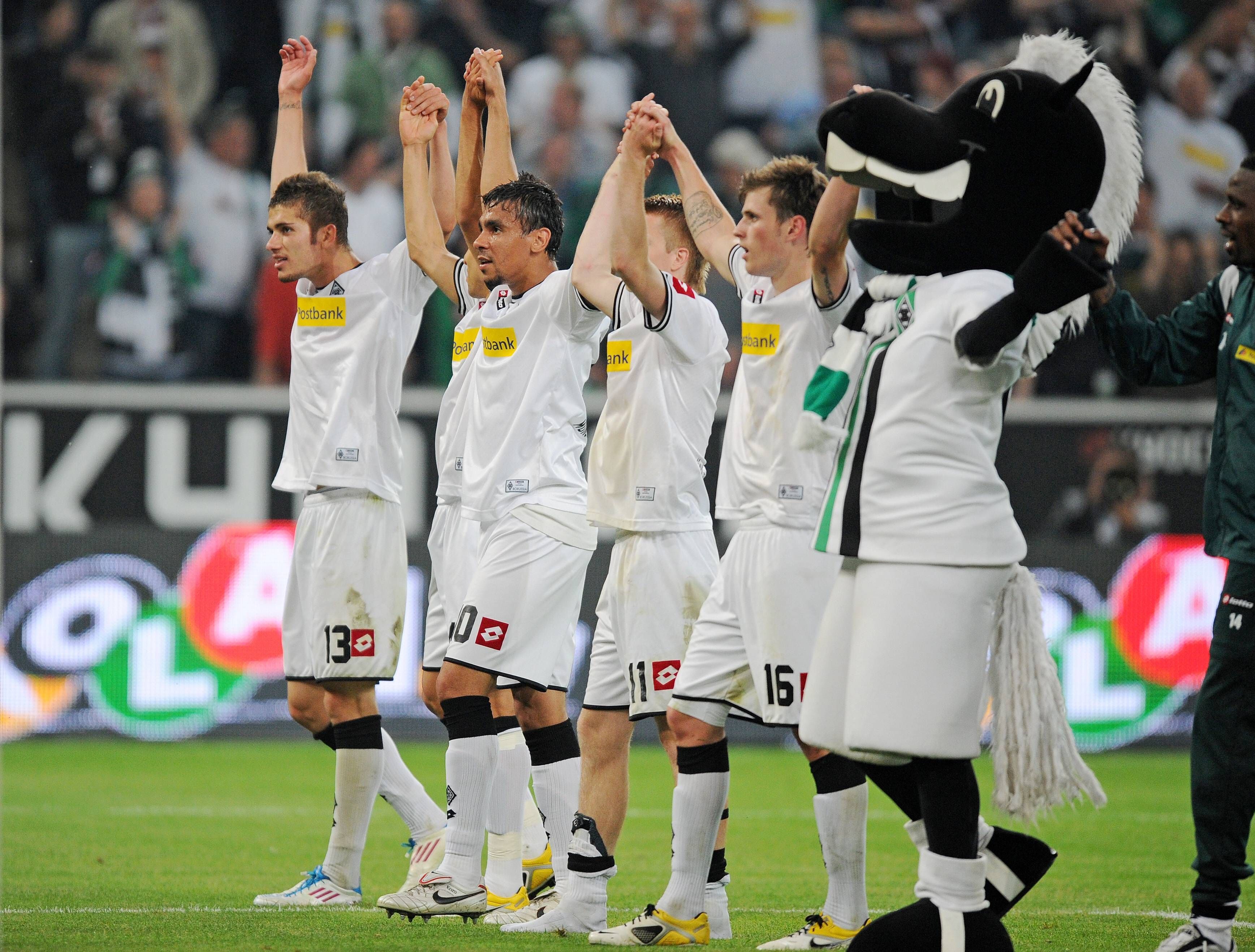 Spieler von Borussia Mönchengladbach feiern einen Sieg gegen den VfL Bochum mit den Fans vor der Nordkurve.