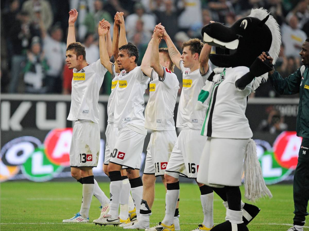 Spieler von Borussia Mönchengladbach feiern einen Sieg gegen den VfL Bochum mit den Fans vor der Nordkurve.