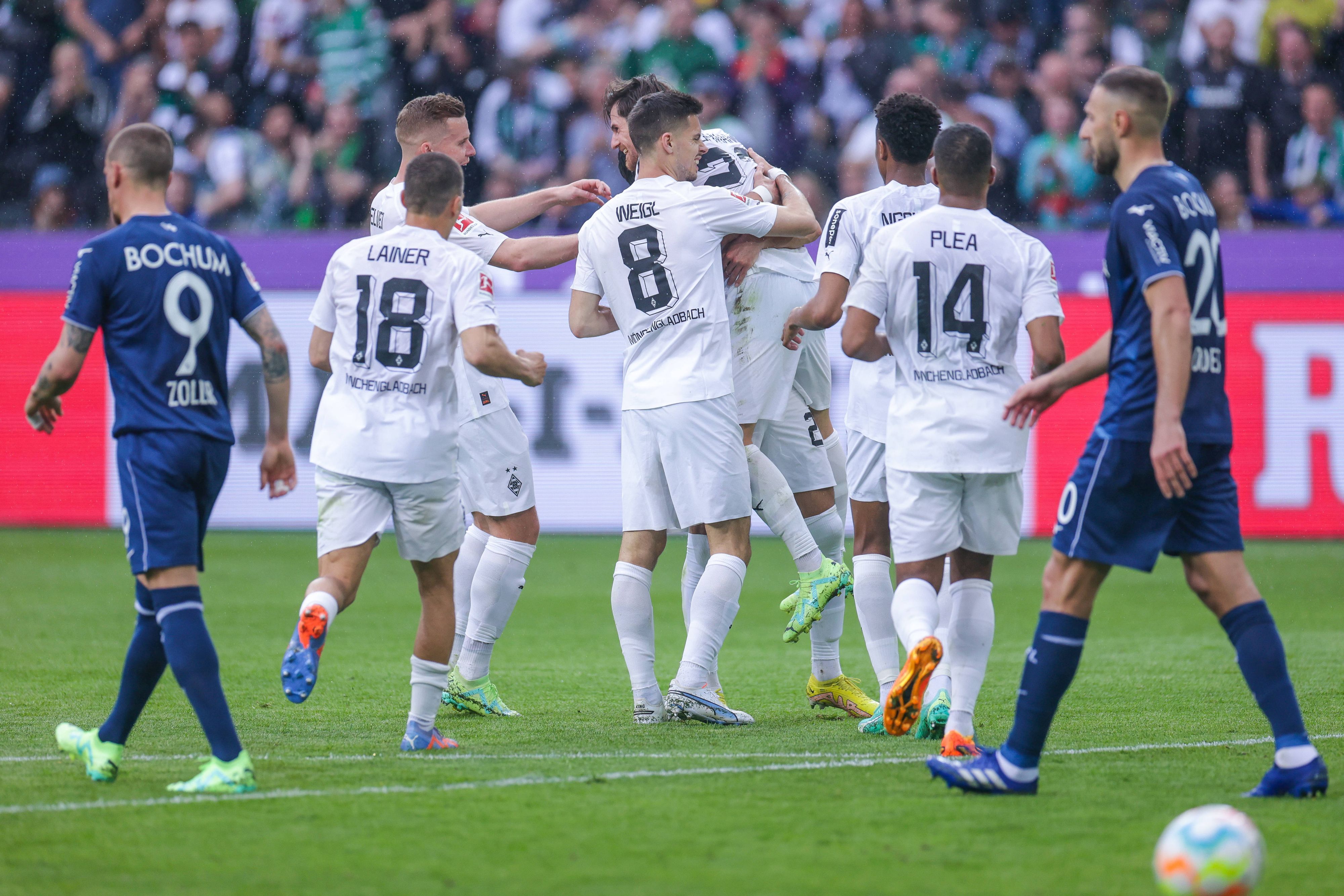 Gladbacher Spieler laufen zum Torschützen Hofmann und umarmen ihn. Zwei Bochumer Spieler laufen geknickt an ihnen vorbei.