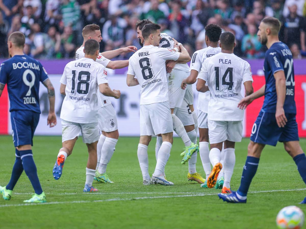 Gladbacher Spieler laufen zum Torschützen Hofmann und umarmen ihn. Zwei Bochumer Spieler laufen geknickt an ihnen vorbei.