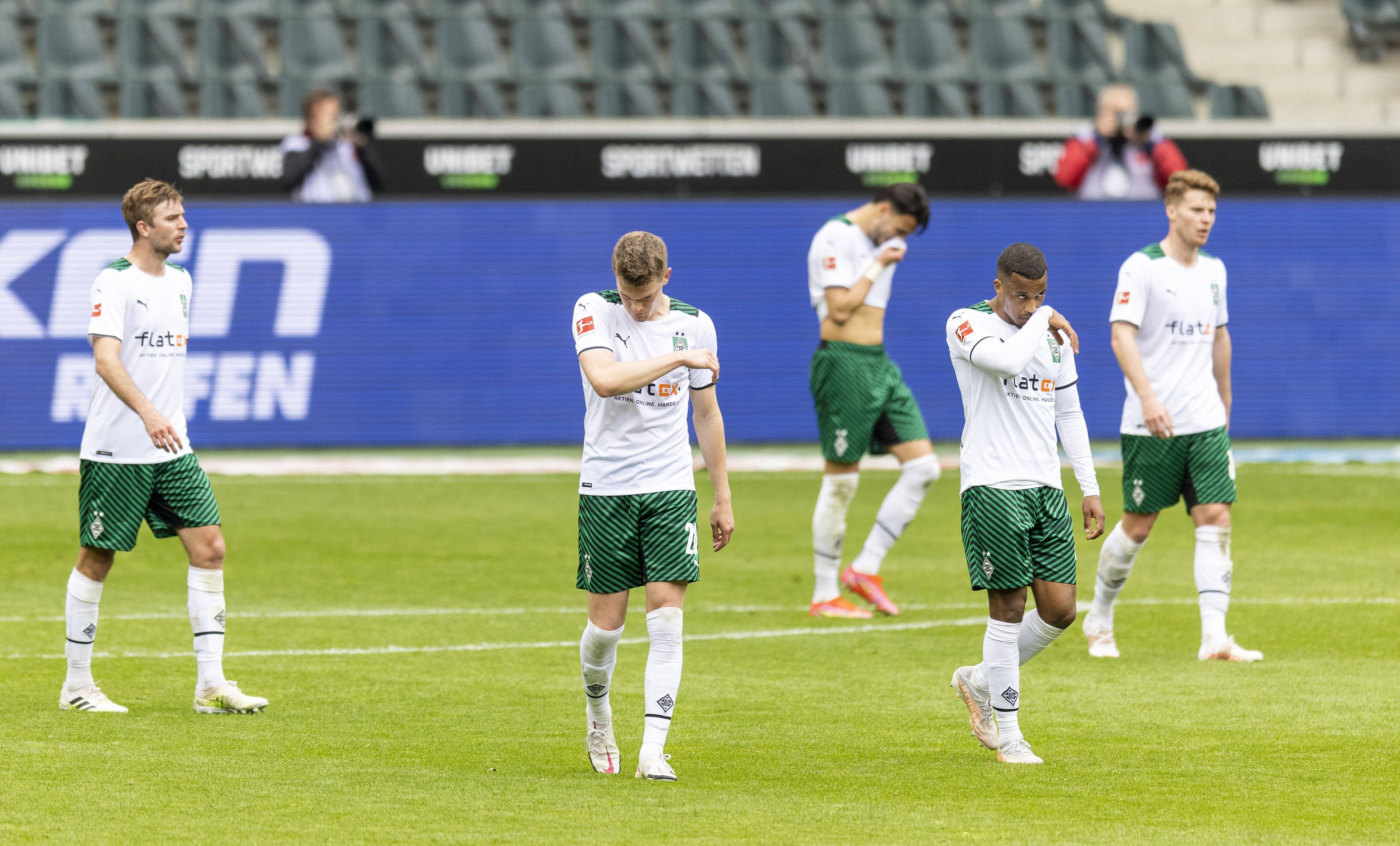 Spieler von Borussia Mönchengladbach verlassen enttäuscht das Spielfeld.