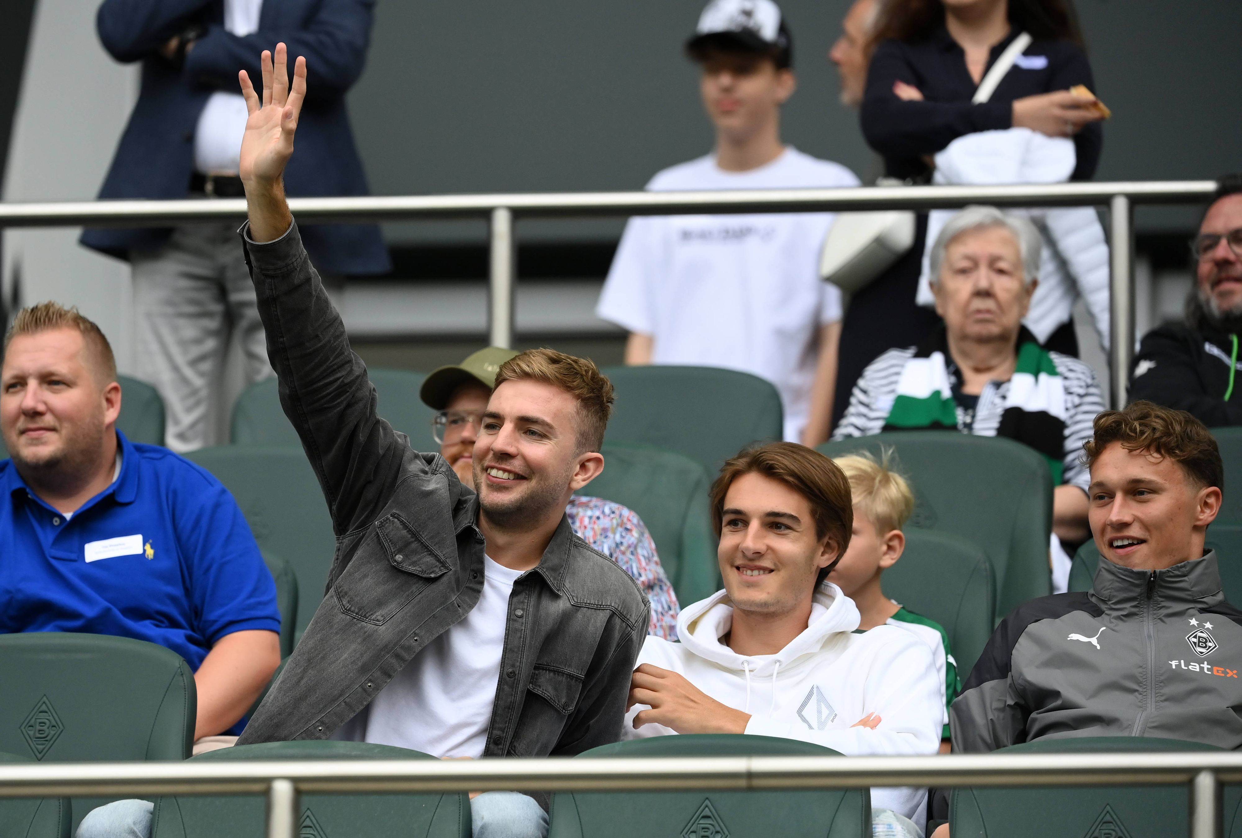 Christoph Kramer, Florian Neuhaus und Jan Olschowsky (v.l.n.r.) sitzen auf der Tribüne im Borussia-Park.