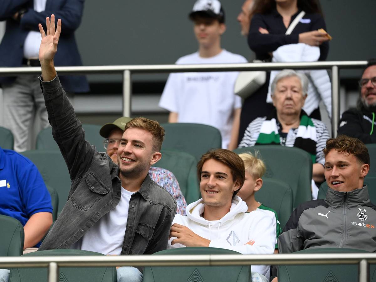 Christoph Kramer, Florian Neuhaus und Jan Olschowsky (v.l.n.r.) sitzen auf der Tribüne im Borussia-Park.