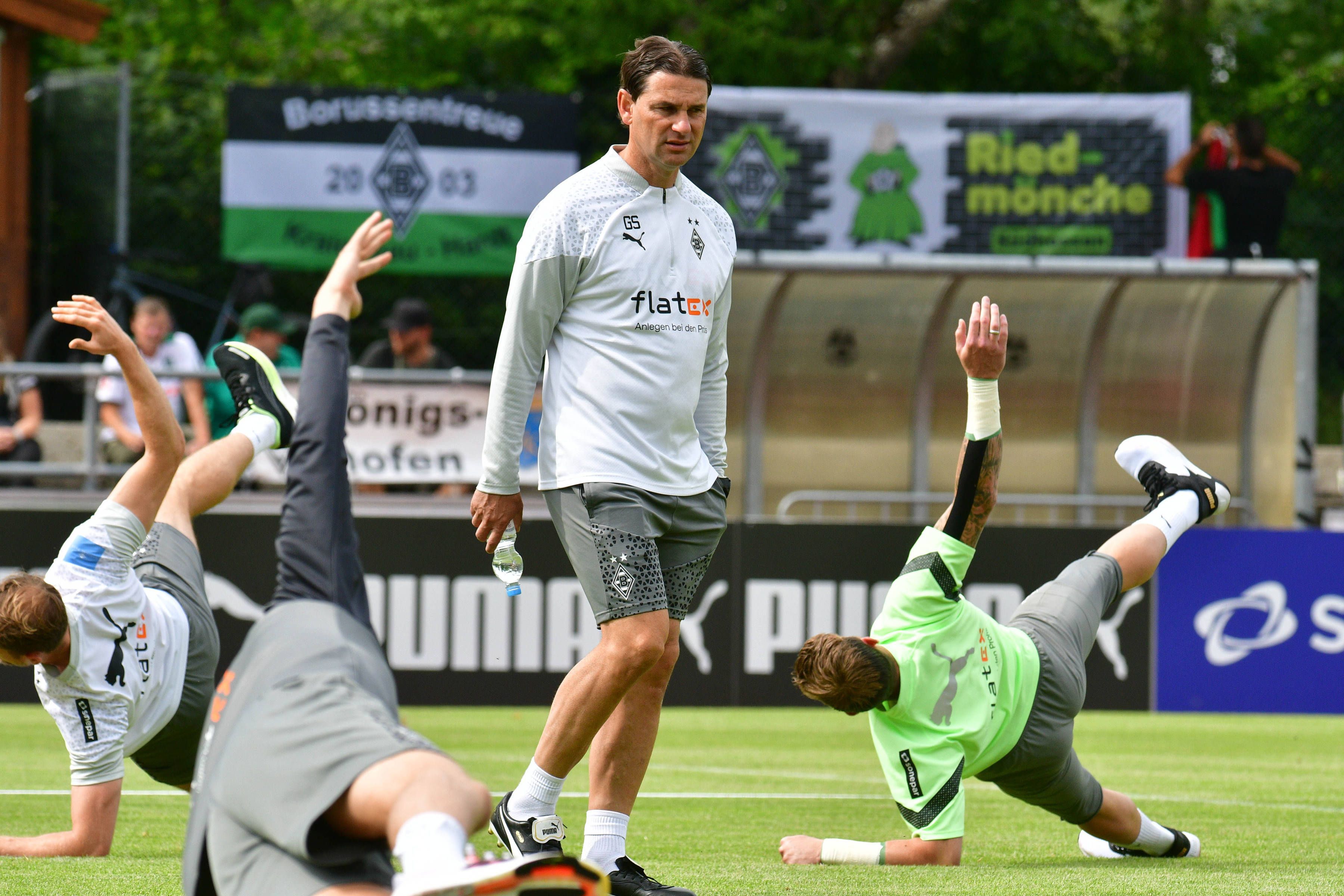 Gerardo Seoane schaut sich eine Übung seines Spieler im Trainingslager an.
