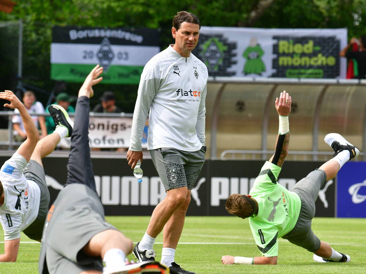 Gerardo Seoane schaut sich eine Übung seines Spieler im Trainingslager an.