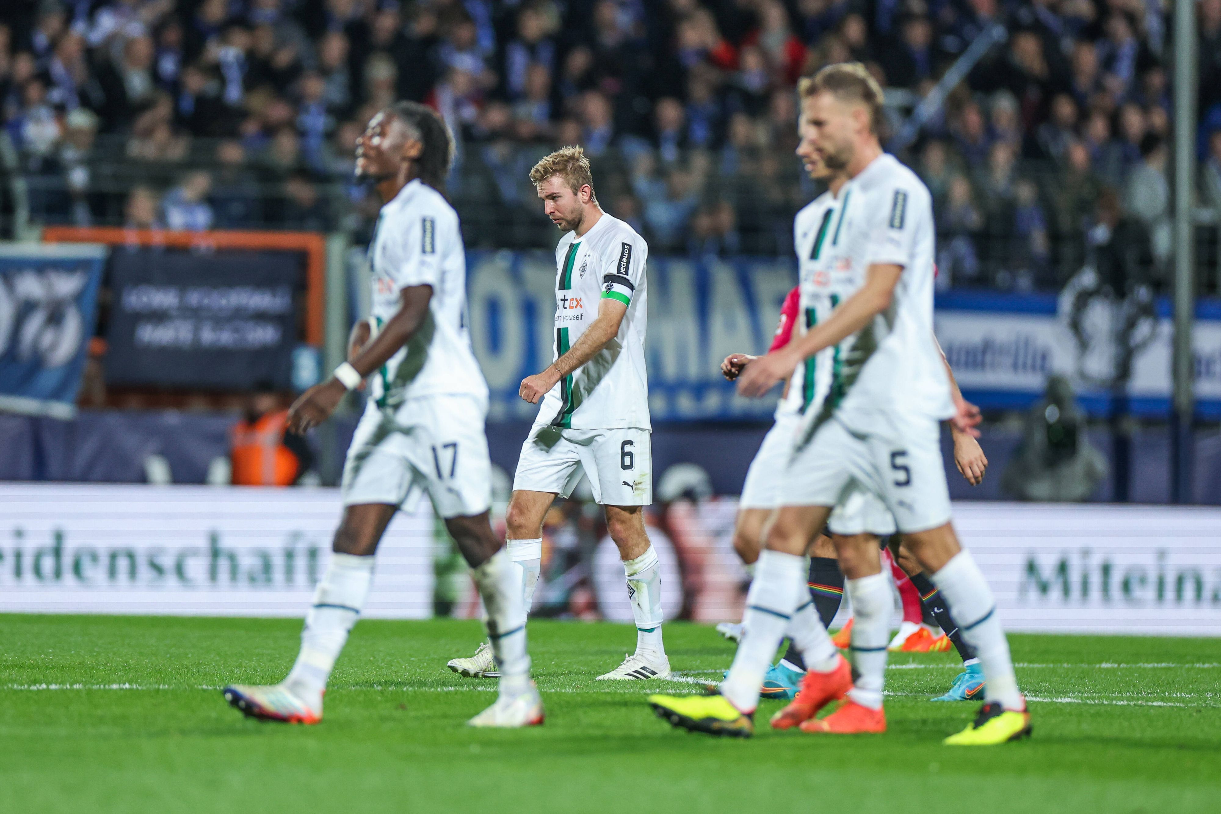 Die Spieler von Borussia Mönchengladbach gehen in Bochum vom Platz.