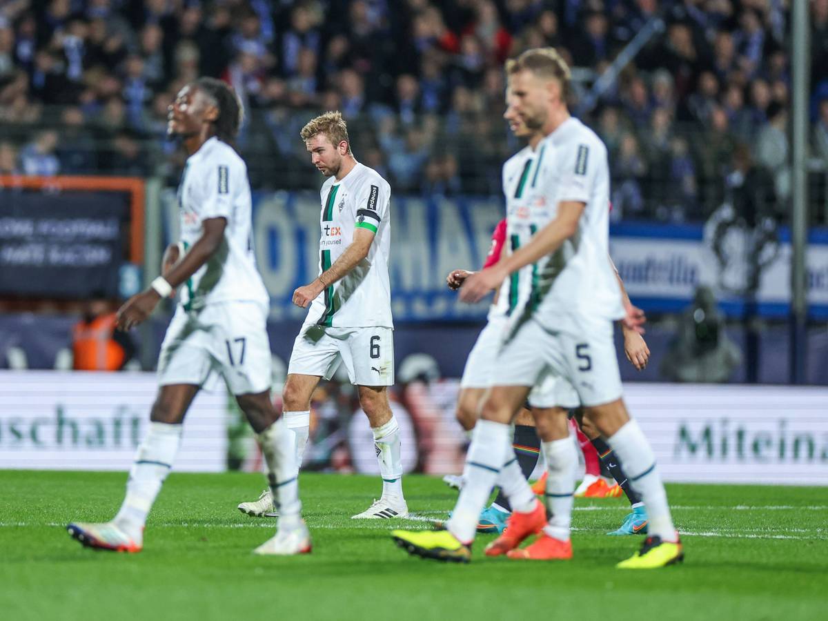Die Spieler von Borussia Mönchengladbach gehen in Bochum vom Platz.