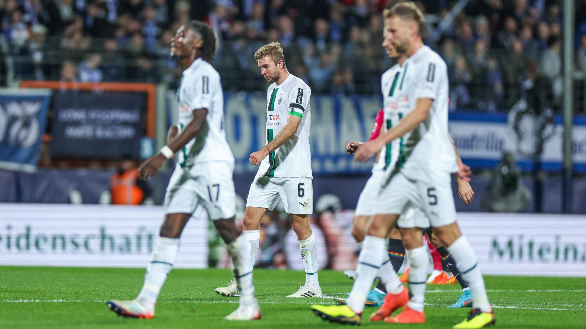 Die Spieler von Borussia Mönchengladbach gehen in Bochum vom Platz.