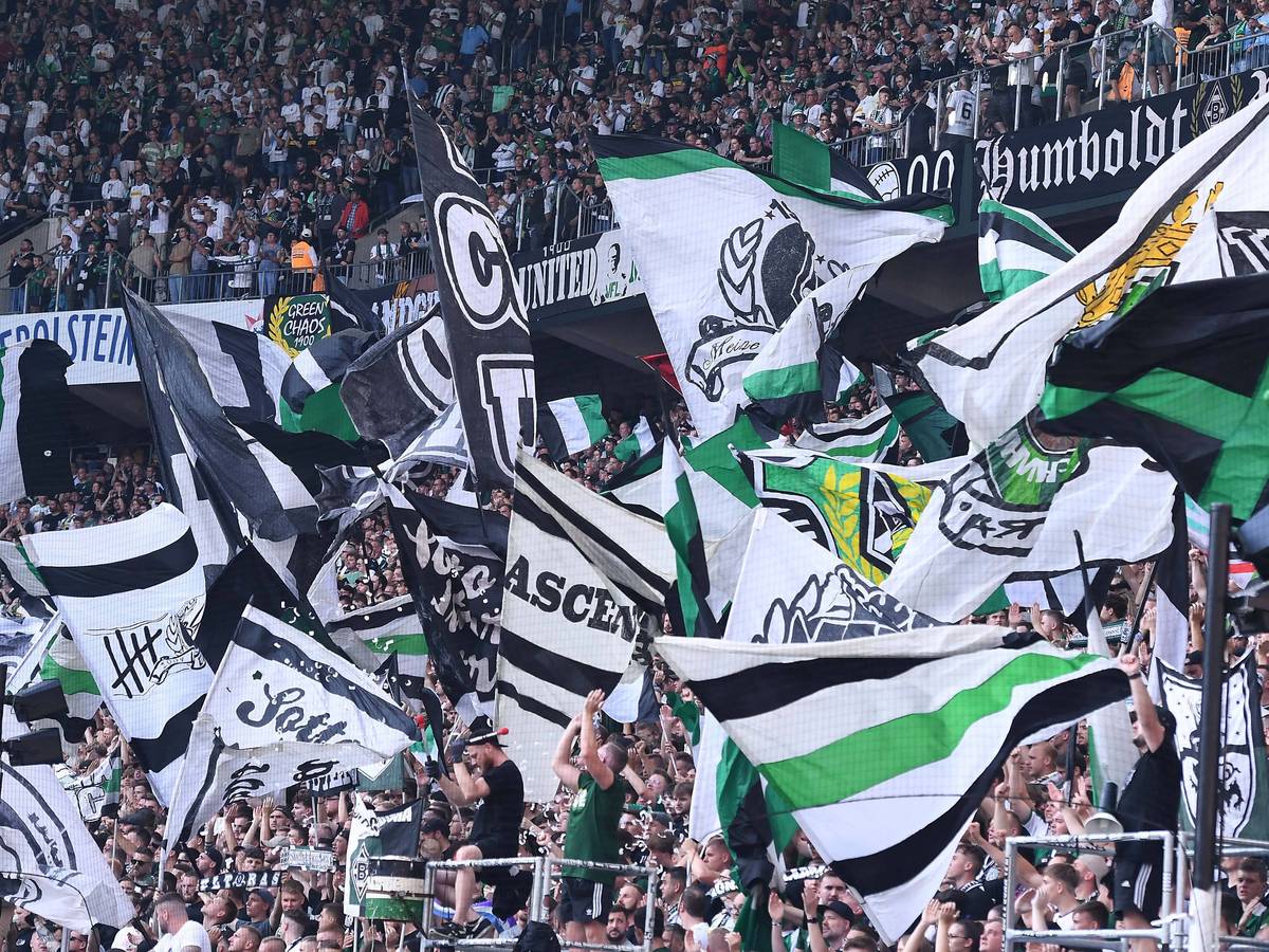 Die Nordkurve von Borussia Mönchengladbach beim Spiel gegen Bayern München.