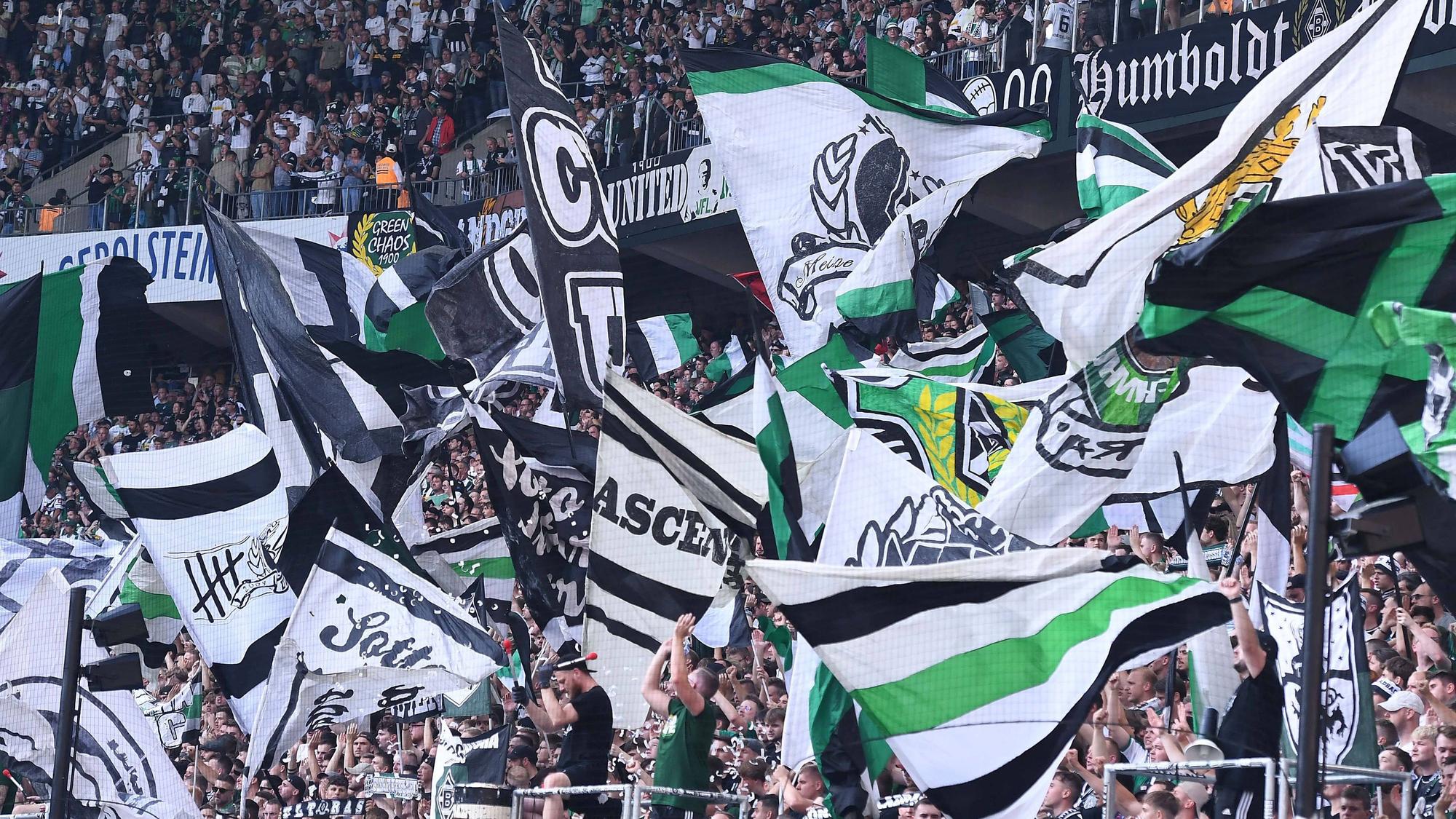Die Nordkurve von Borussia Mönchengladbach beim Spiel gegen Bayern München.