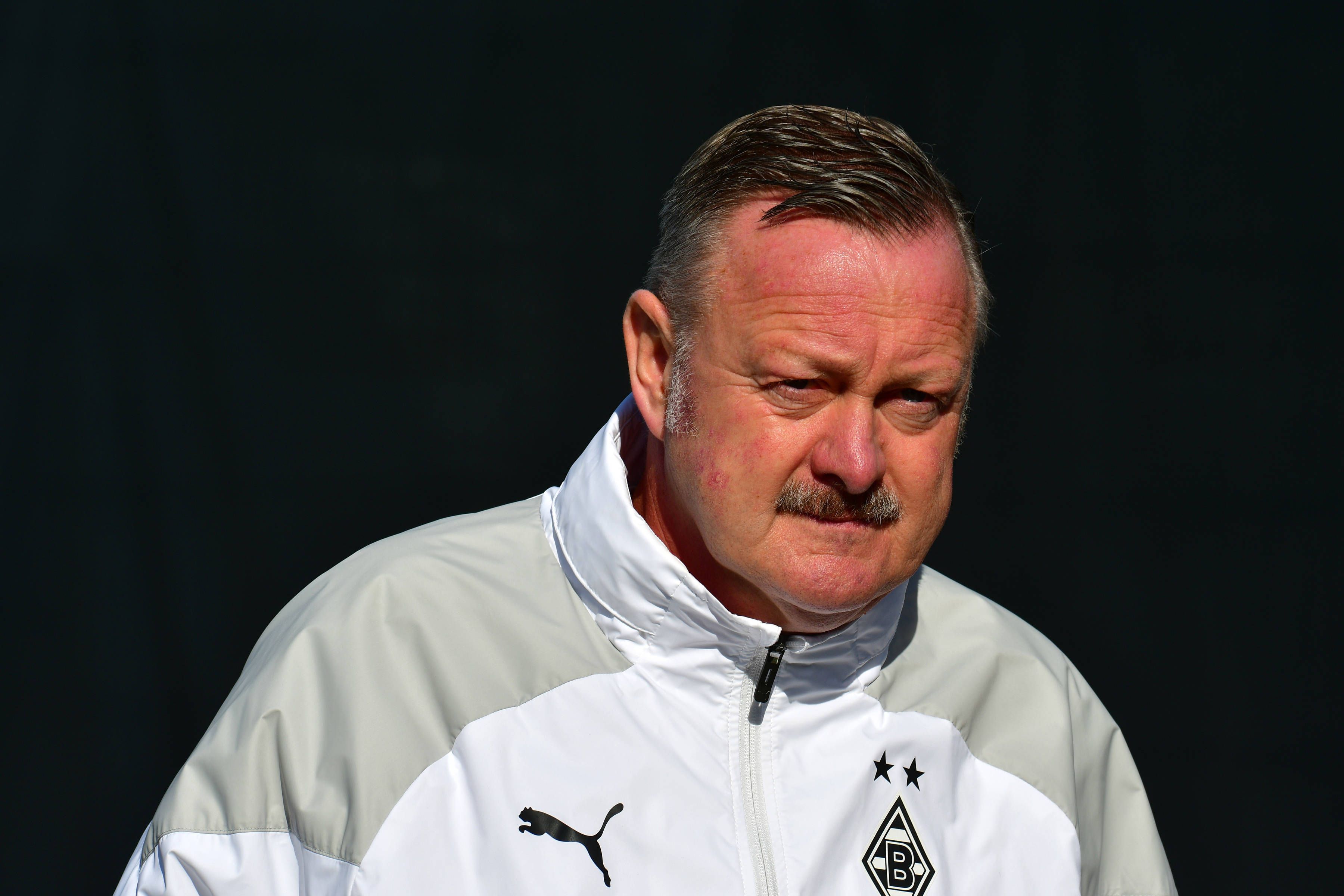 Roland Virkus schaut sich das Training von Borussia Mönchengladbach an.