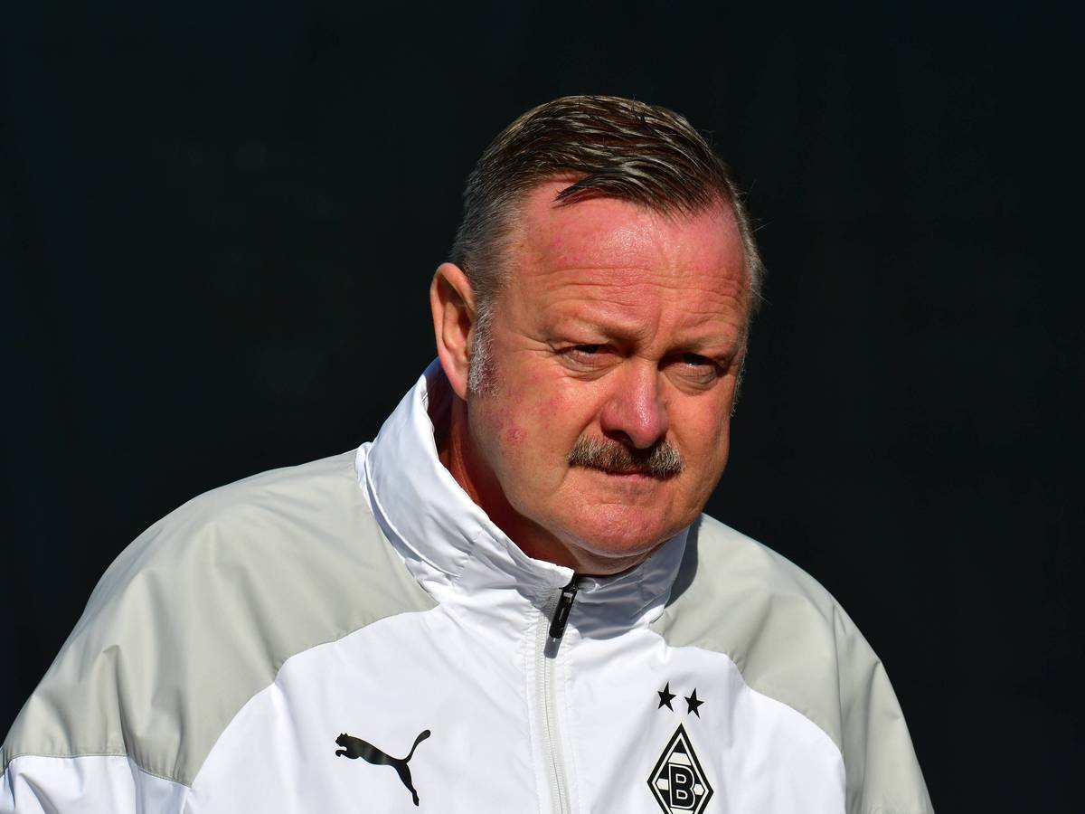 Roland Virkus schaut sich das Training von Borussia Mönchengladbach an.