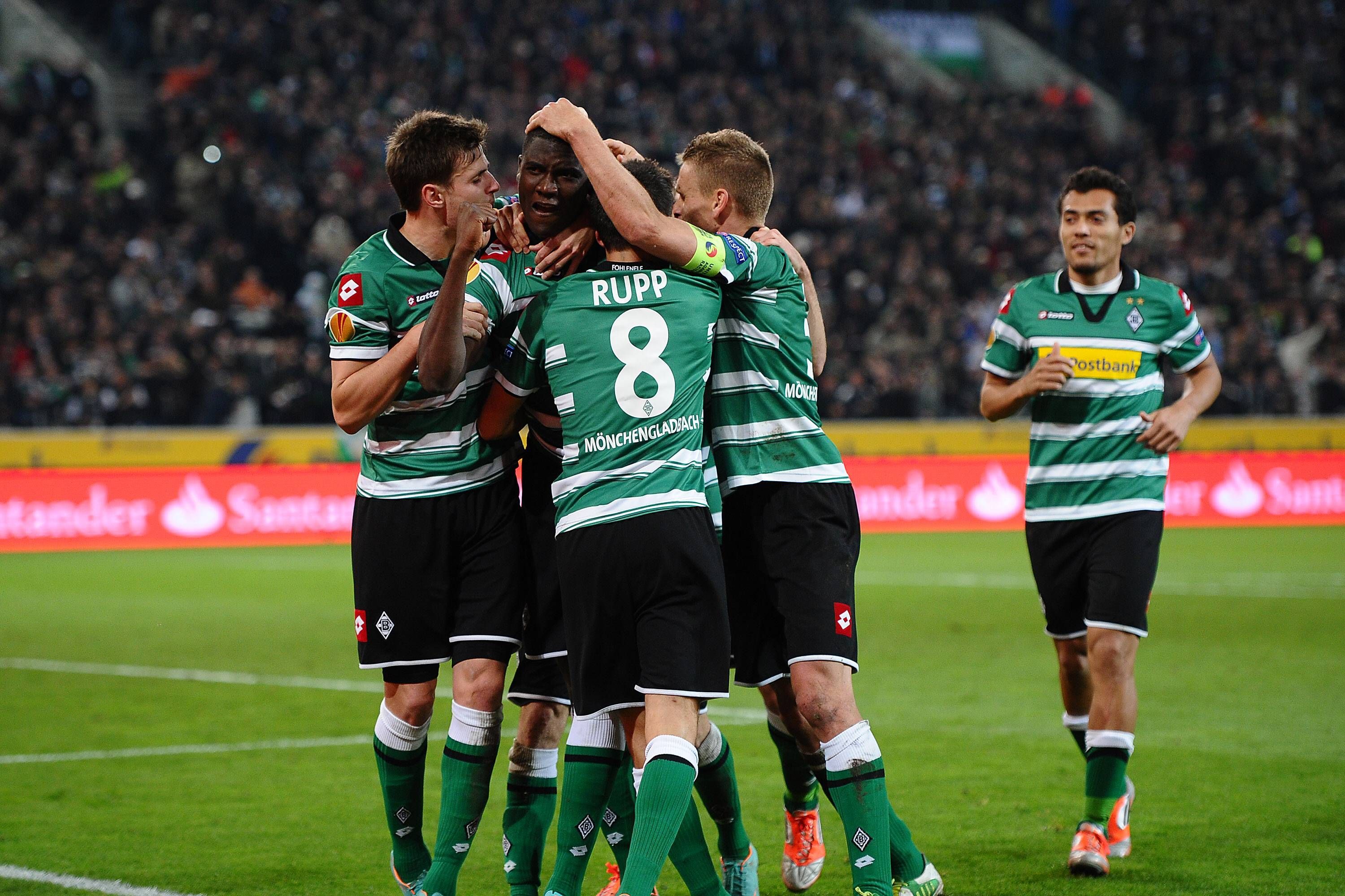 Die Spieler von Borussia Mönchengladbach jubeln nach einem Tor von Peniel Mlapa.