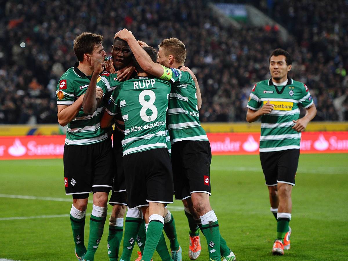 Die Spieler von Borussia Mönchengladbach jubeln nach einem Tor von Peniel Mlapa.