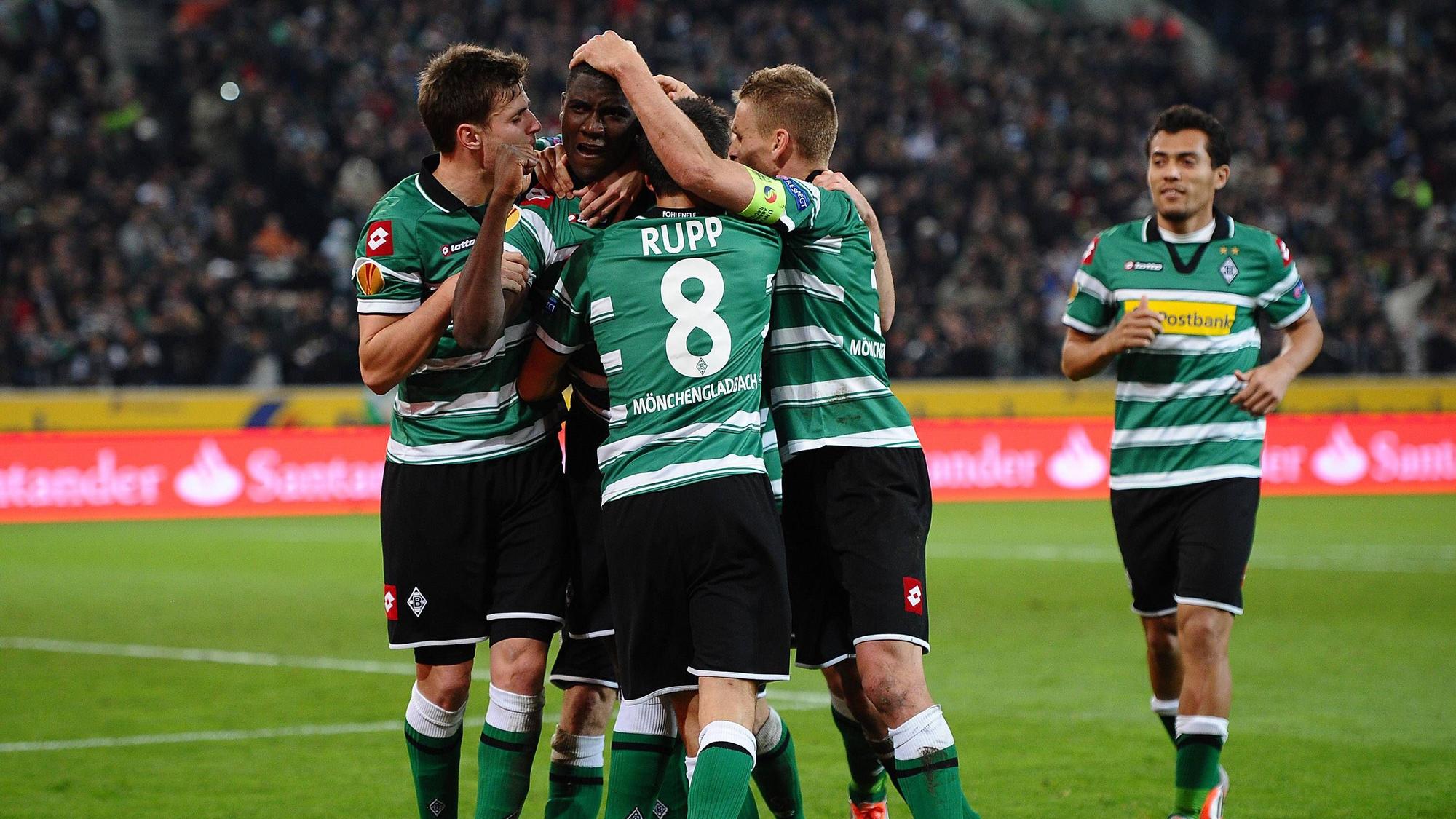 Die Spieler von Borussia Mönchengladbach jubeln nach einem Tor von Peniel Mlapa.
