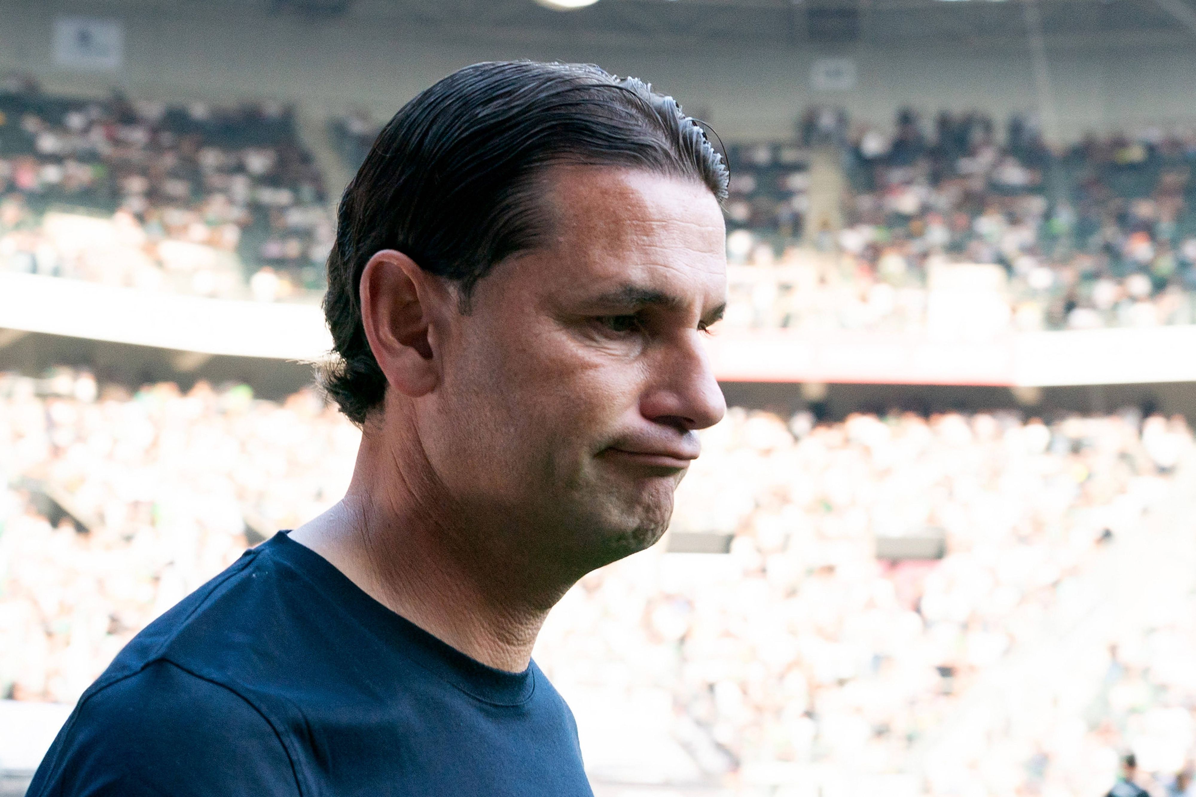 Gerardo Seoane schaut entgeistert nach unten.
