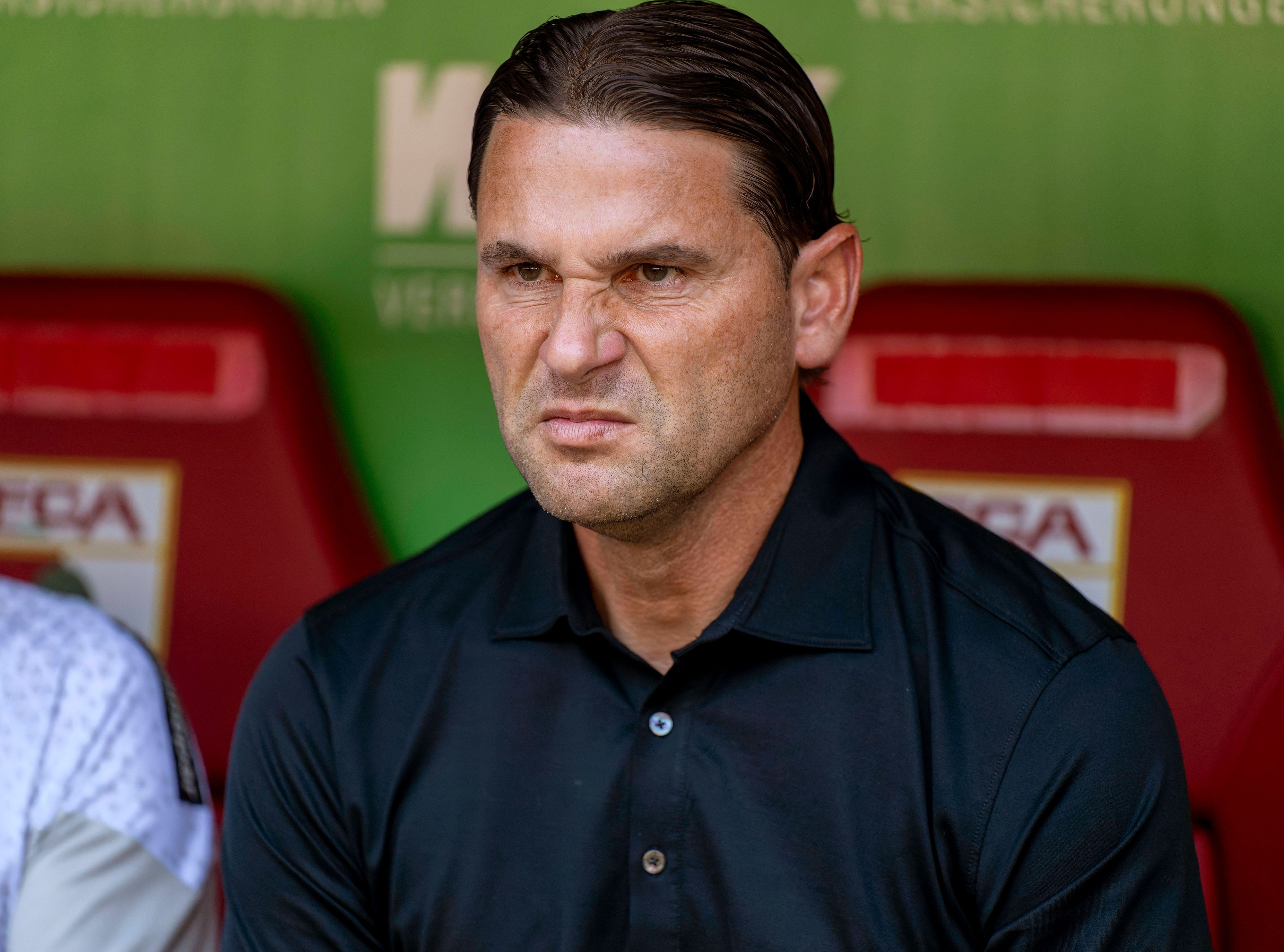Gerardo Seoane ärgert sich auf der Trainerbank beim Spiel in Augsburg.