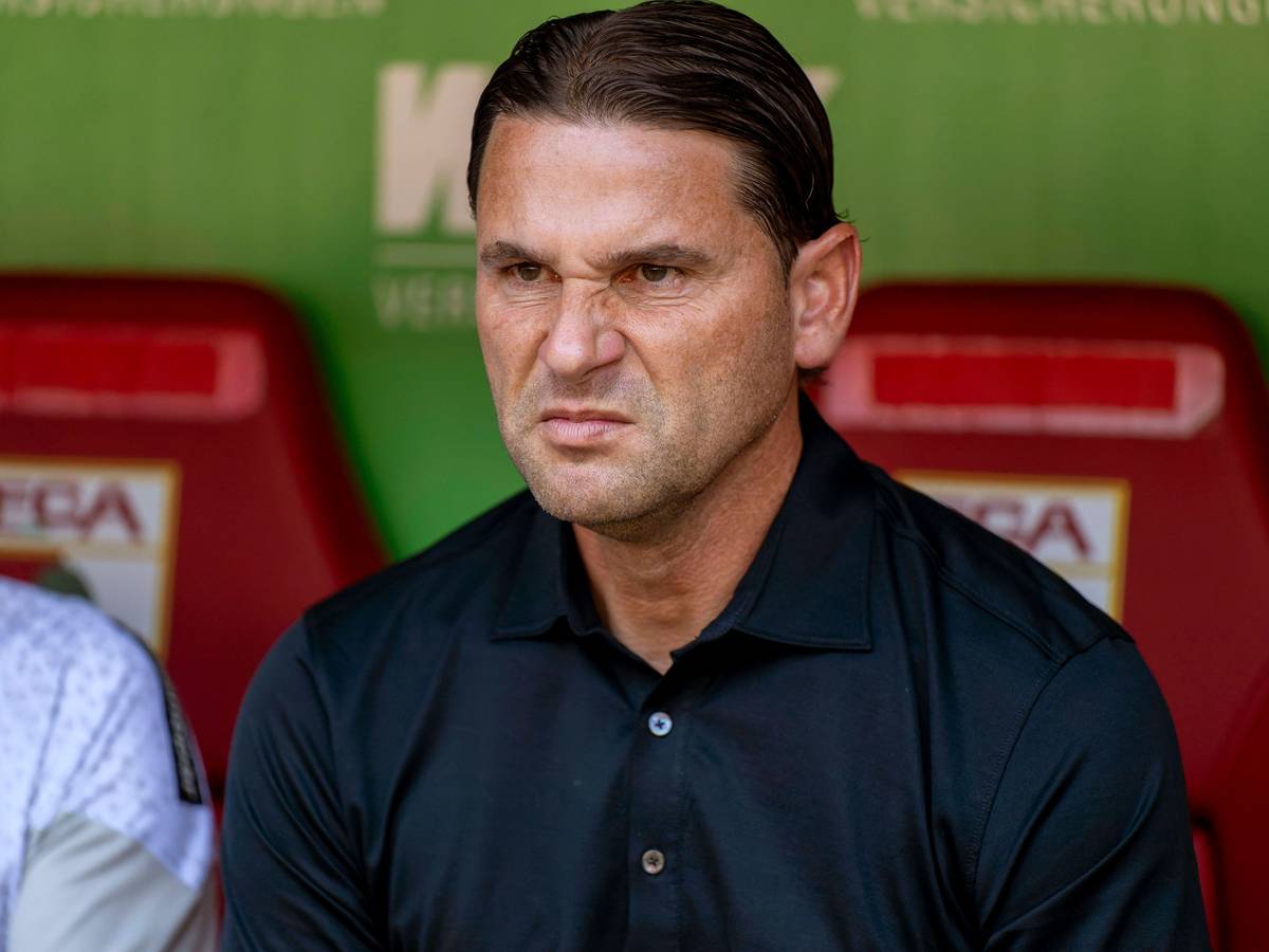 Gerardo Seoane ärgert sich auf der Trainerbank beim Spiel in Augsburg.