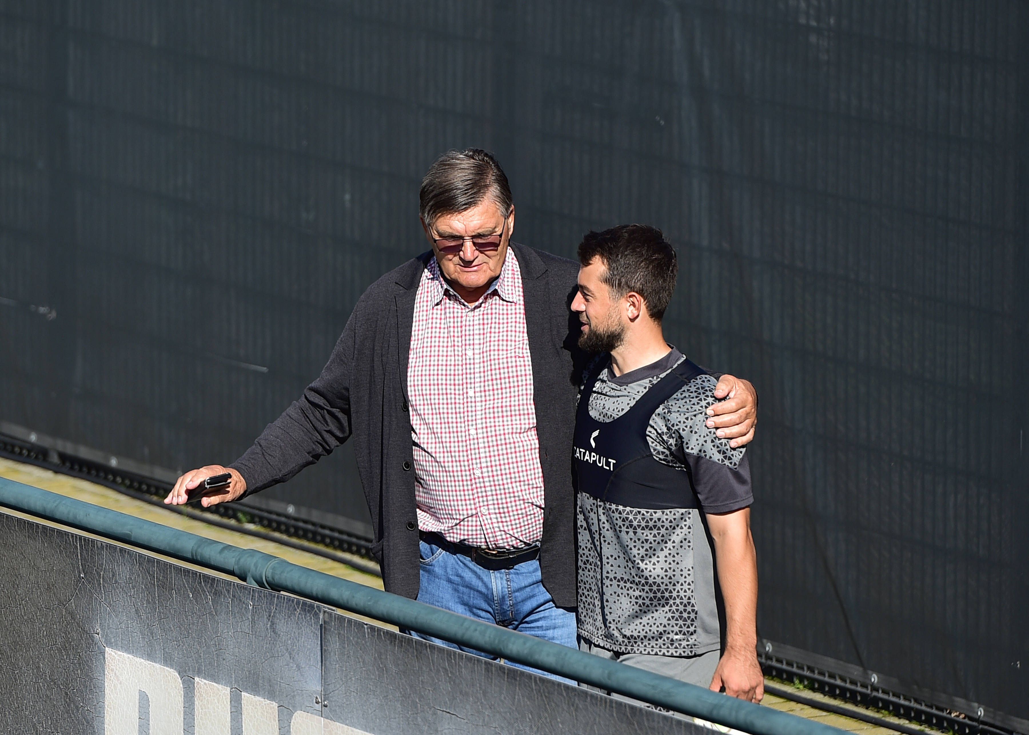Hans Meyer (l.) sucht das Gespräch mit Amin Younes.