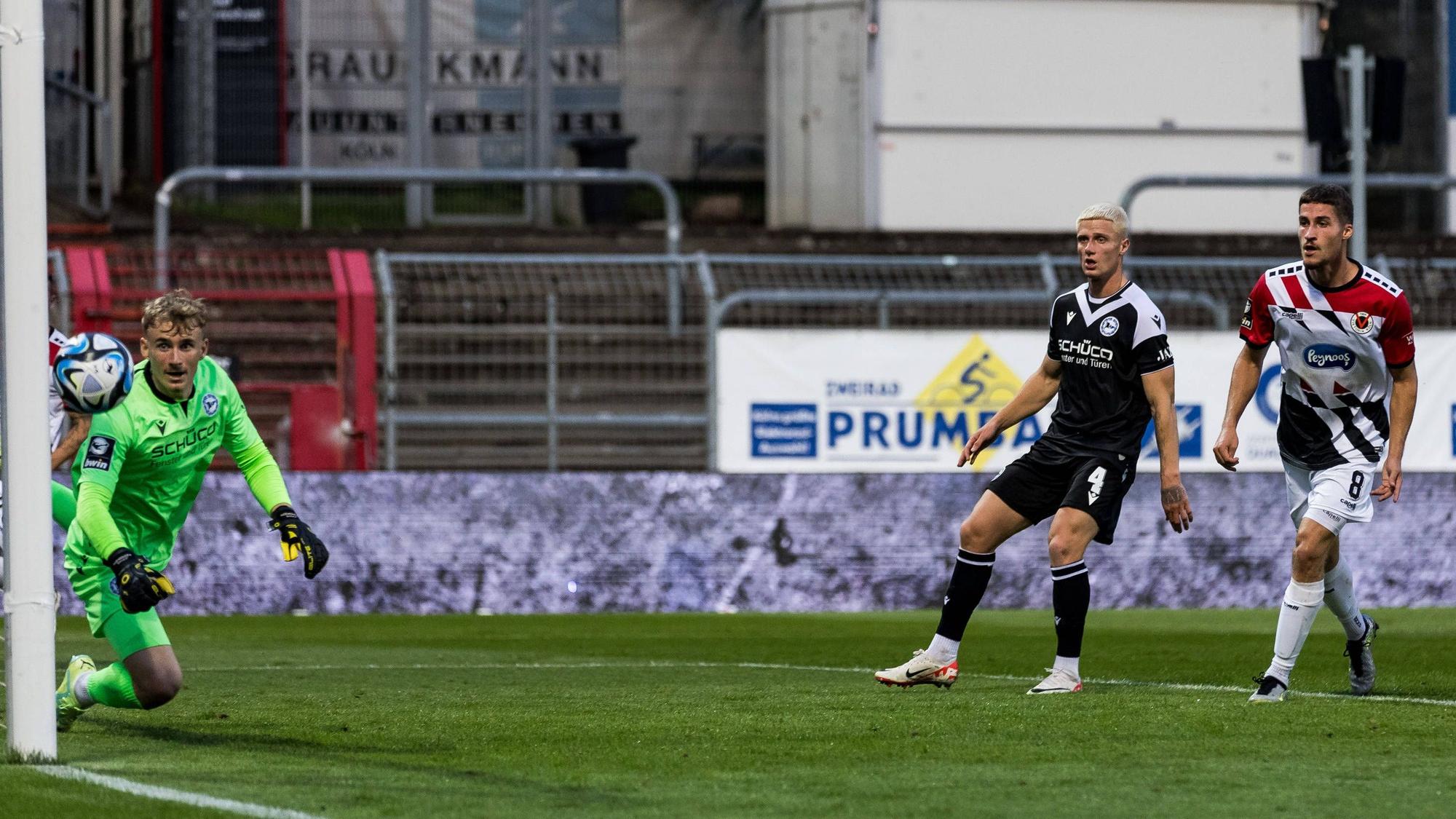 Jonas Kersken schaut einem Schuss hinterher.