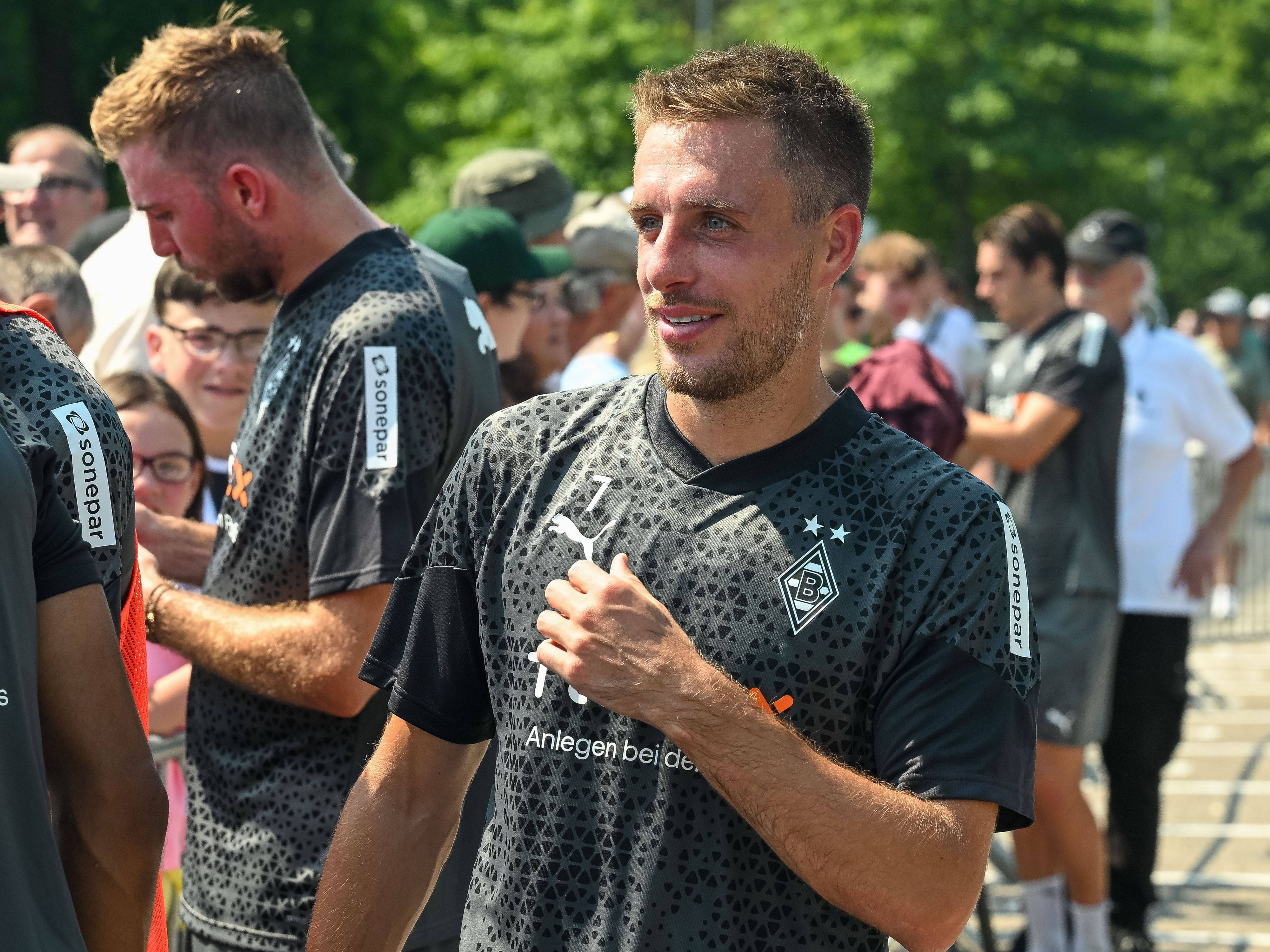 Patrick Herrmann gibt Gladbach-Fans Autogramme.
