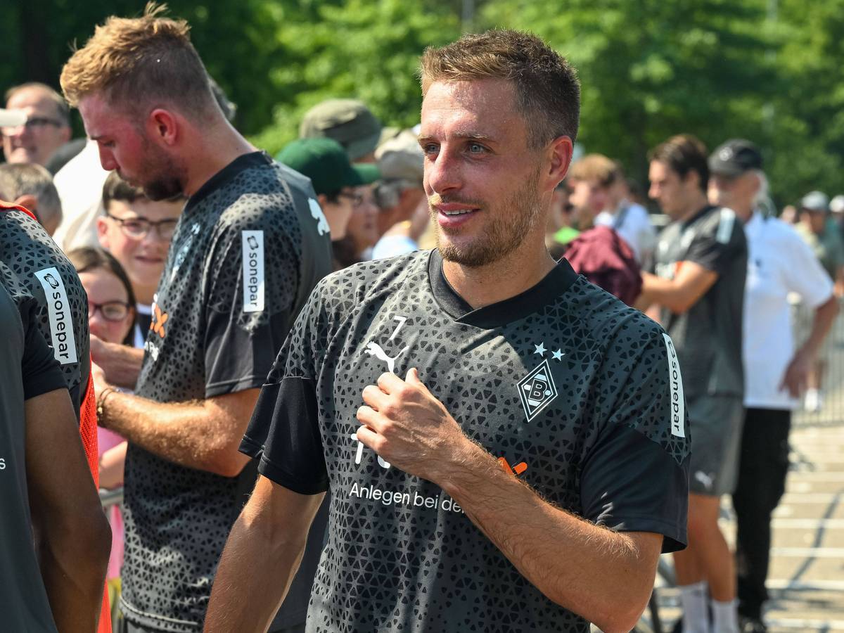 Patrick Herrmann gibt Gladbach-Fans Autogramme.