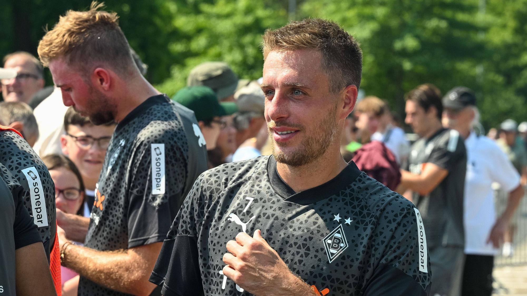 Patrick Herrmann gibt Gladbach-Fans Autogramme.