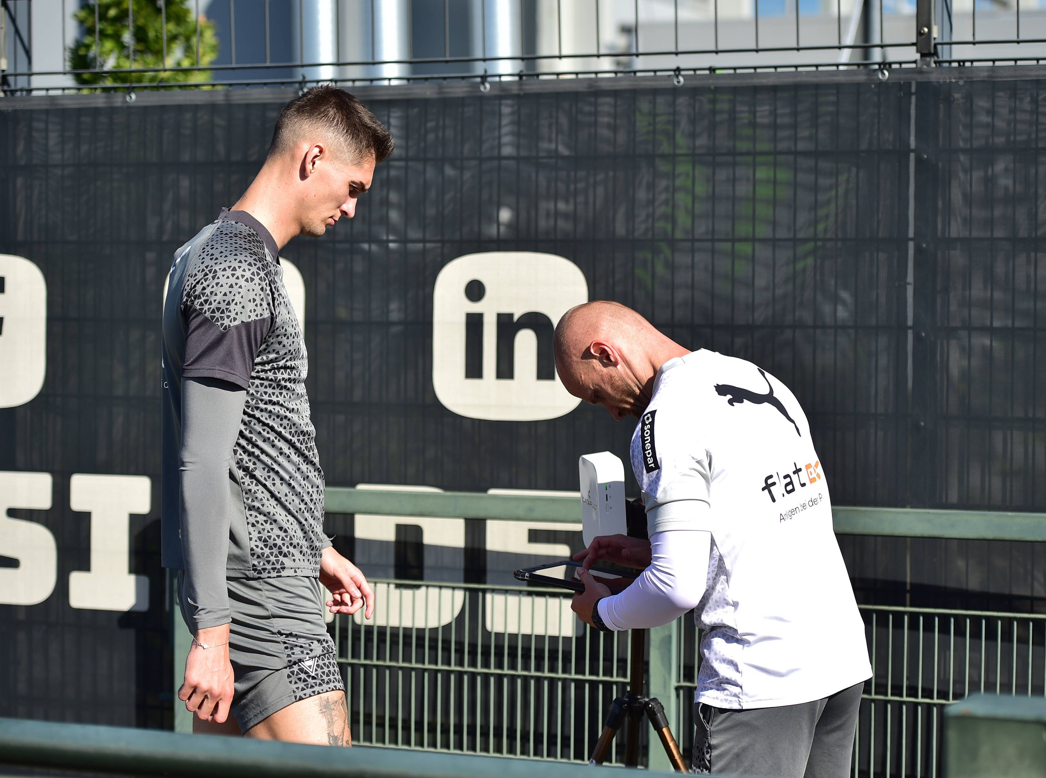Tomas Cvancara mit einem Physio vor einer individuellen Einheit im Borussia-Park.
