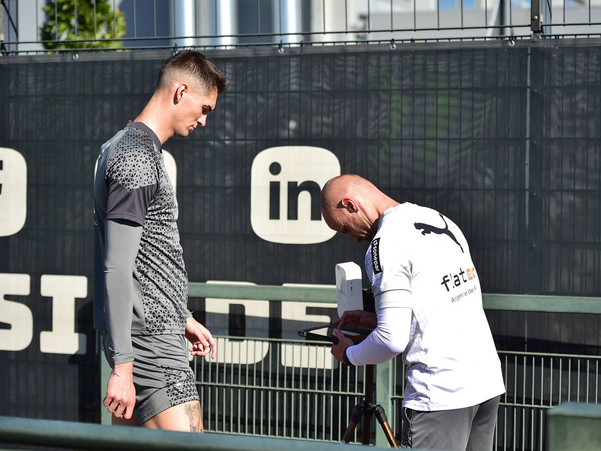 Tomas Cvancara mit einem Physio vor einer individuellen Einheit im Borussia-Park.