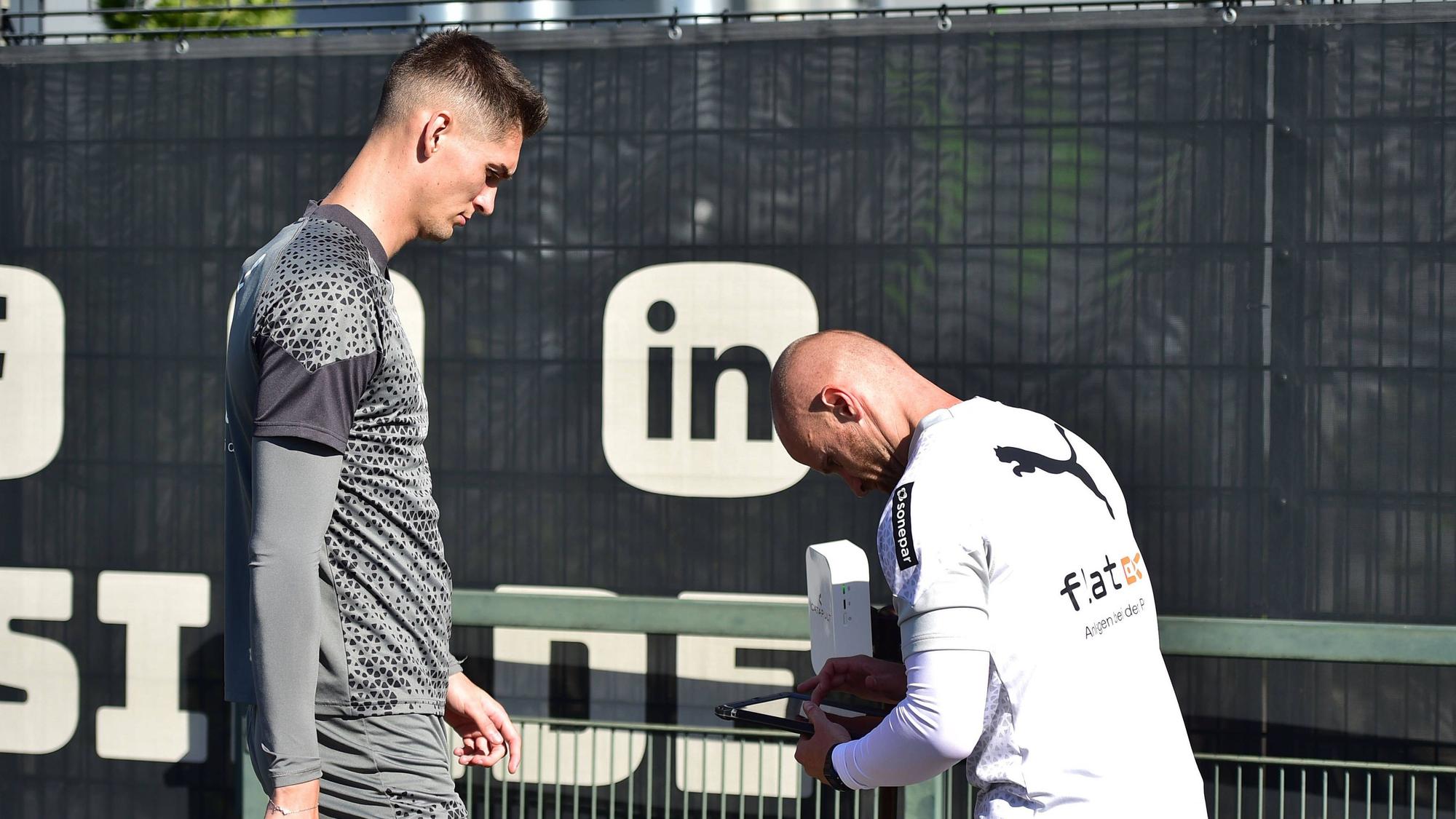 Tomas Cvancara mit einem Physio vor einer individuellen Einheit im Borussia-Park.