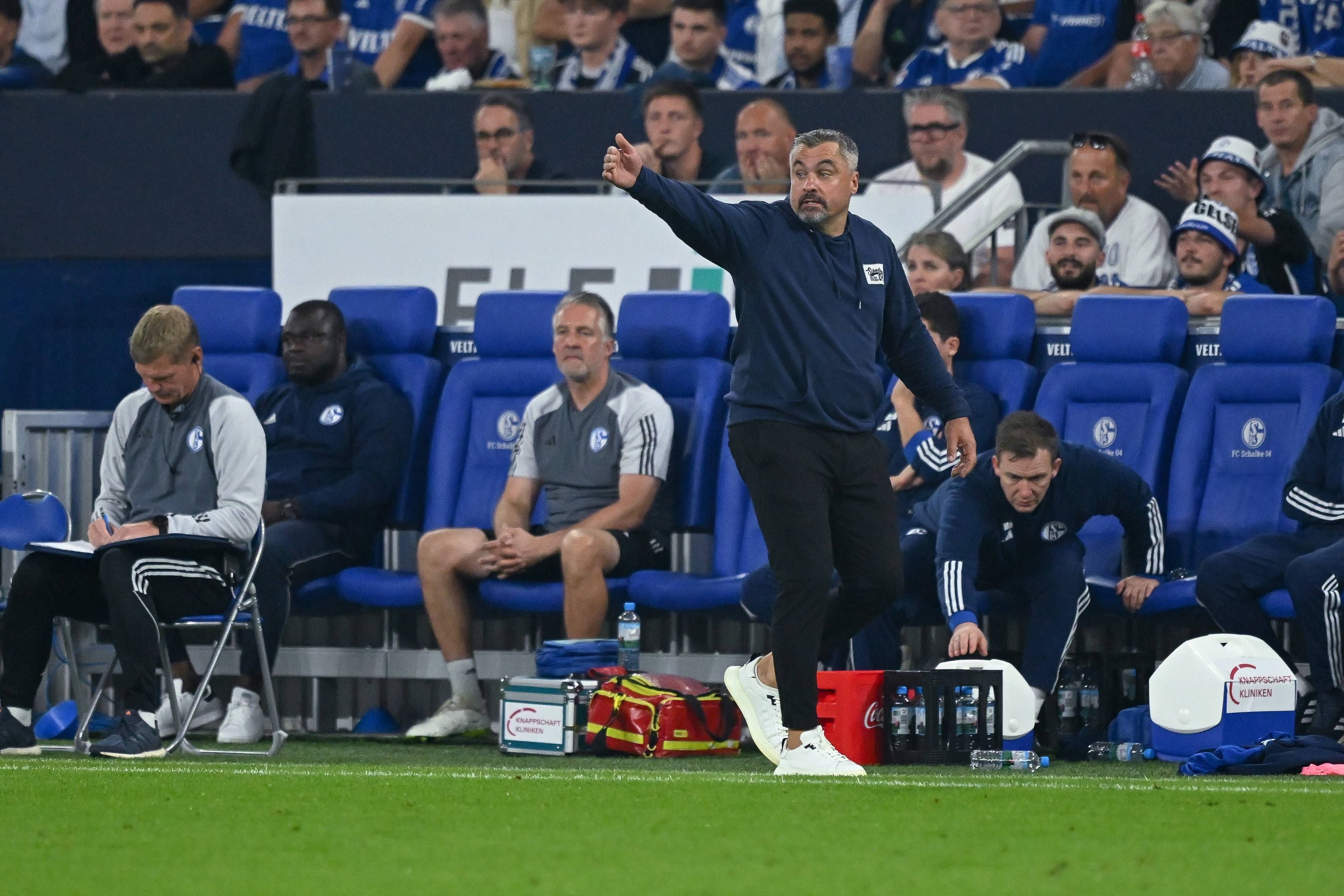Thomas Reis gibt als Trainer von Schalke 04 Anweisungen.