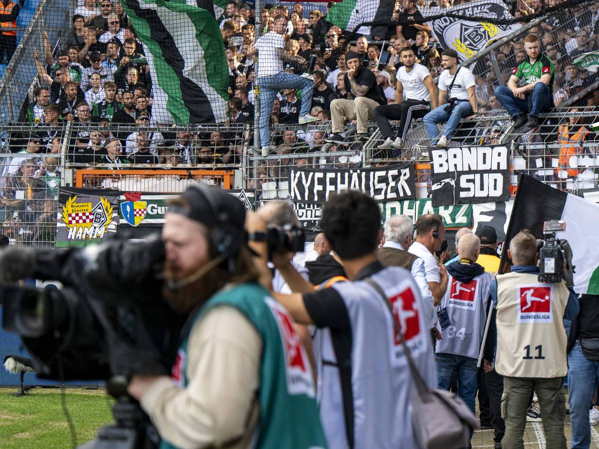 Unübersichtliche Szenen vor dem Gladbacher Gästeblock in Bochum kurz vor dem Anpfiff der Bundesliga-Partie.