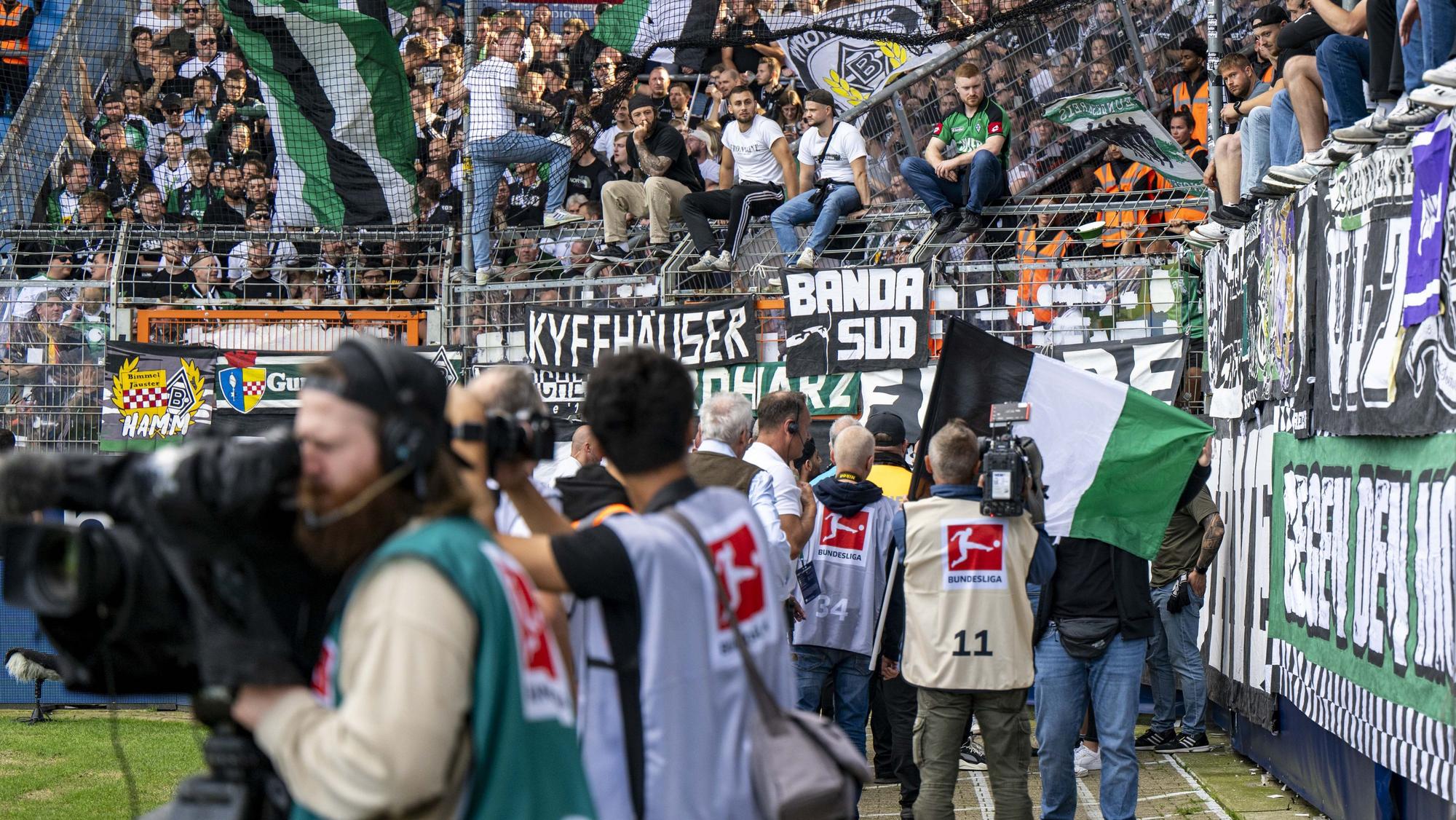 Unübersichtliche Szenen vor dem Gladbacher Gästeblock in Bochum kurz vor dem Anpfiff der Bundesliga-Partie.