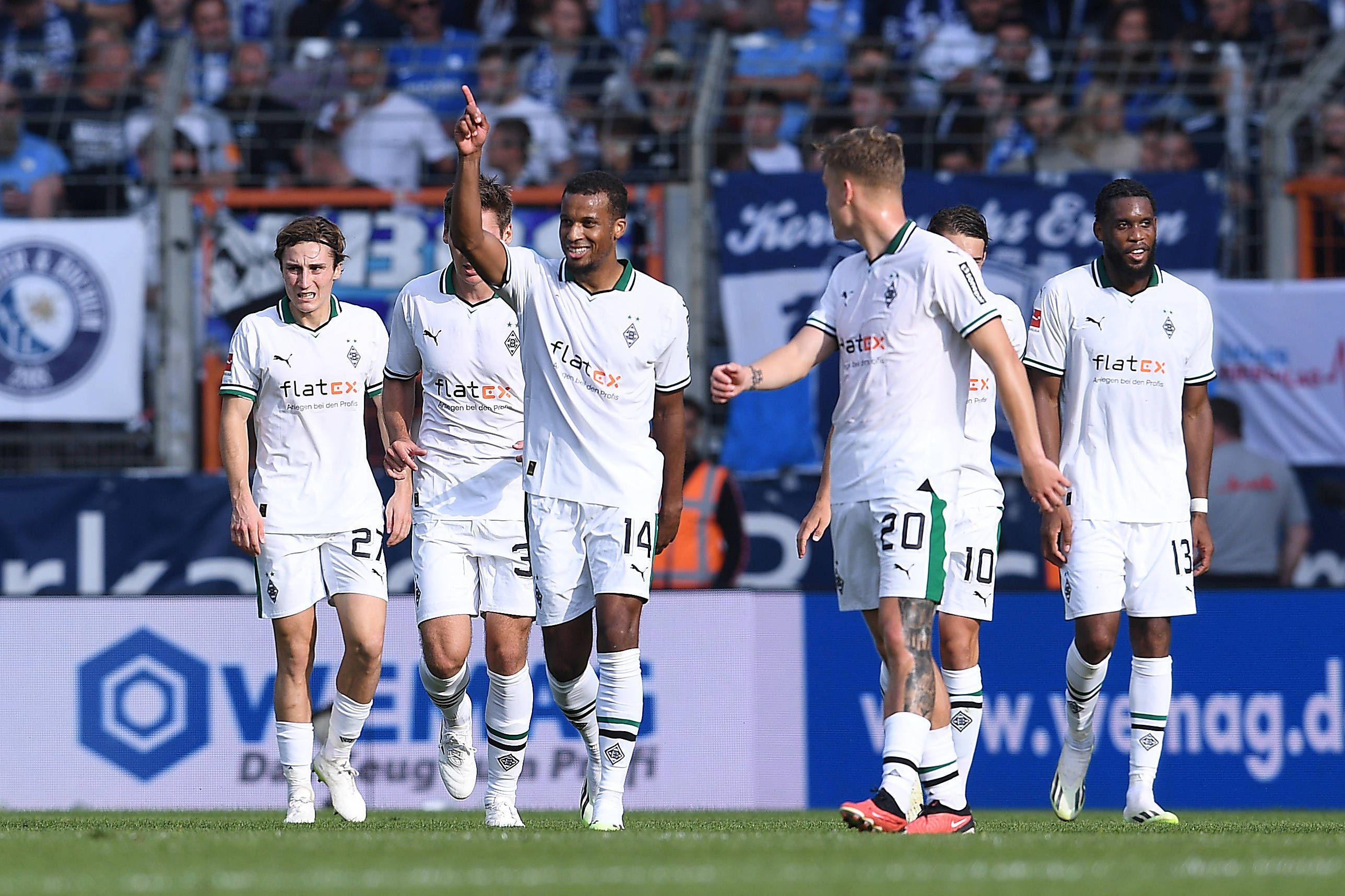 Die Borussia-Spieler bejubeln einen Plea-Treffer in Bochum.