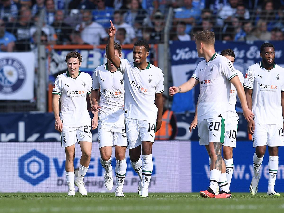 Die Borussia-Spieler bejubeln einen Plea-Treffer in Bochum.