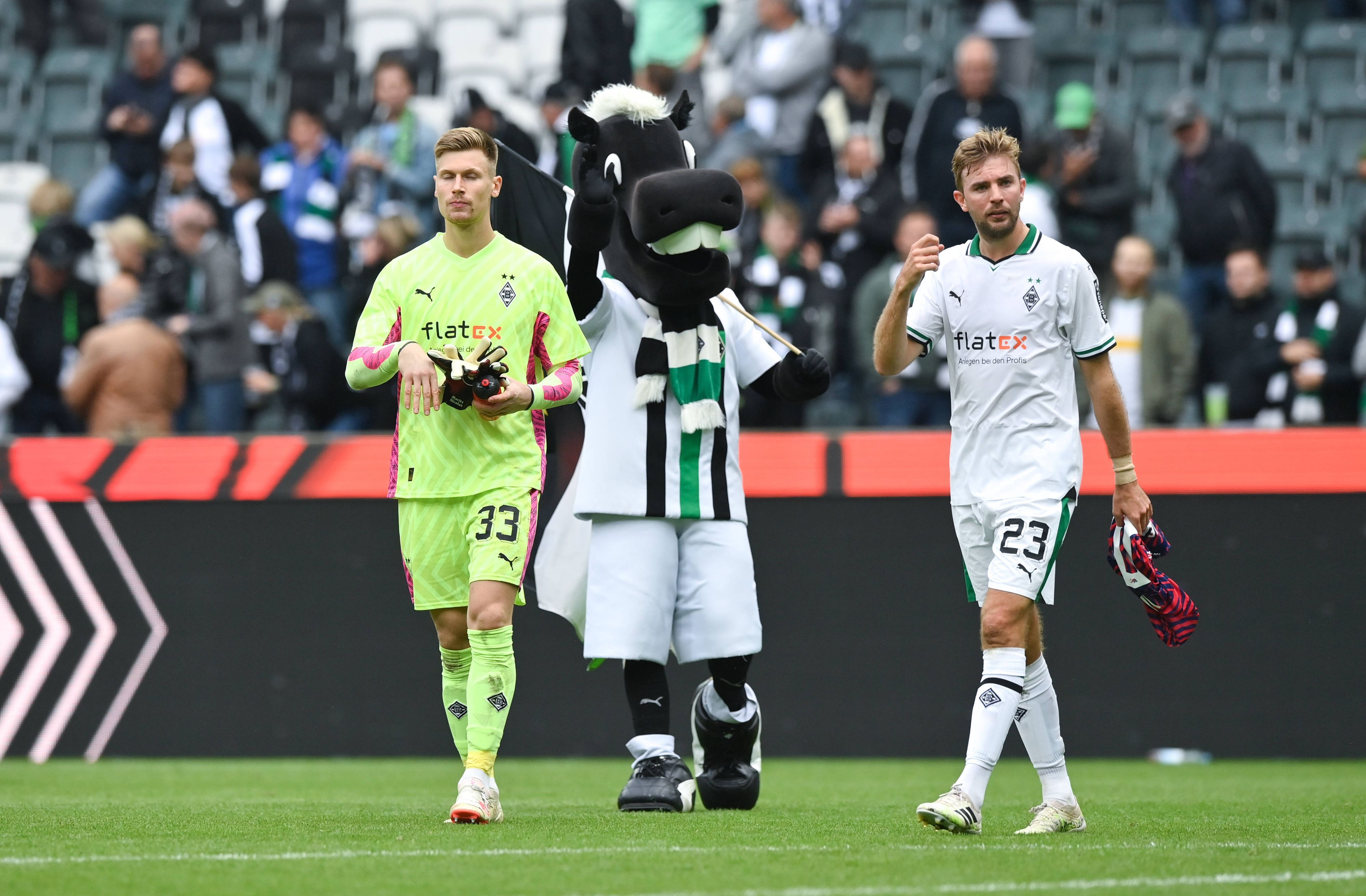 Moritz Nicolas und Christoph Kramer bei einer Extrarunde für die Borussia-Fans im Stadion.