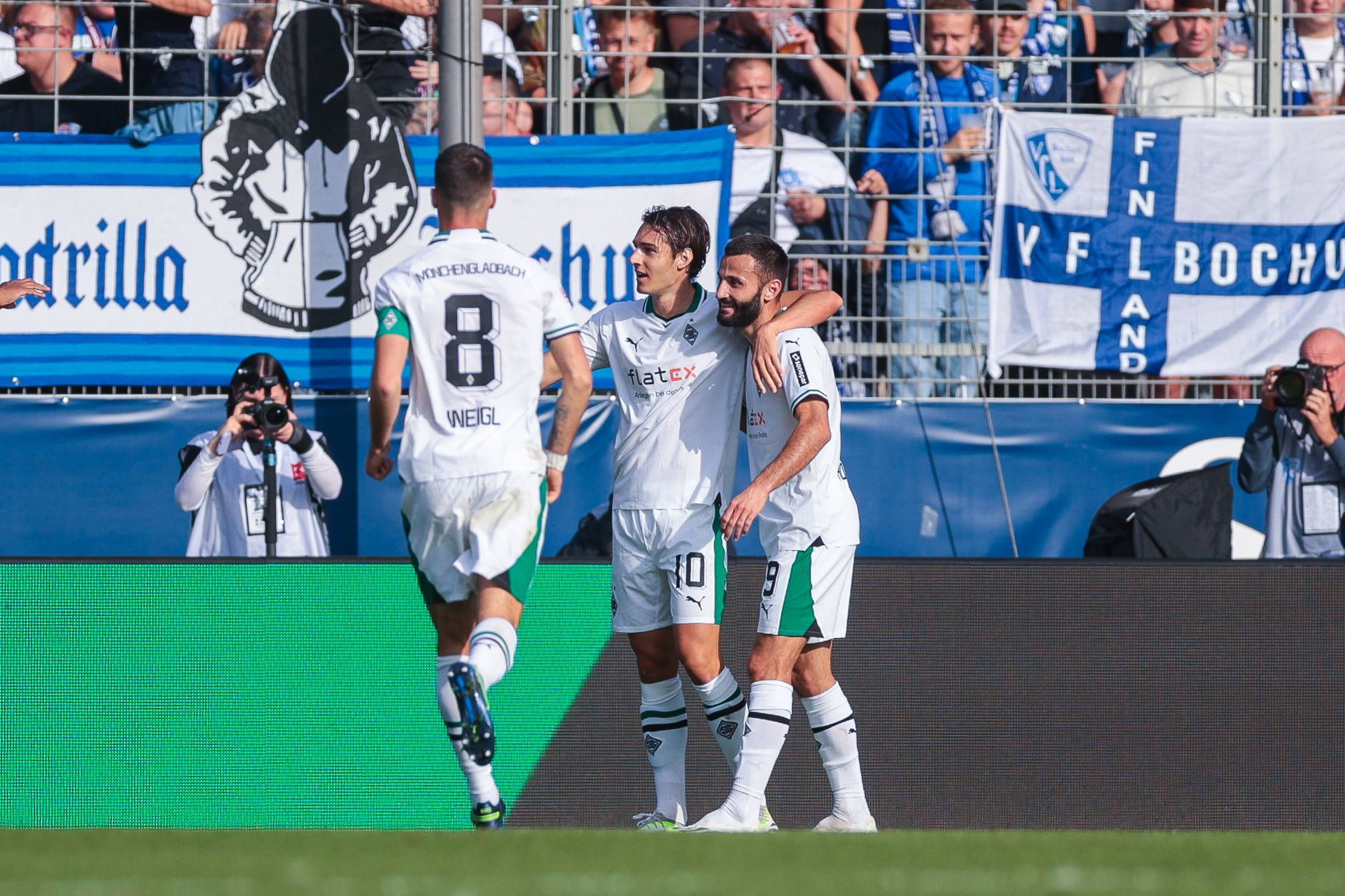 Florian Neuhaus bejubelt seinen Treffer in Bochum.