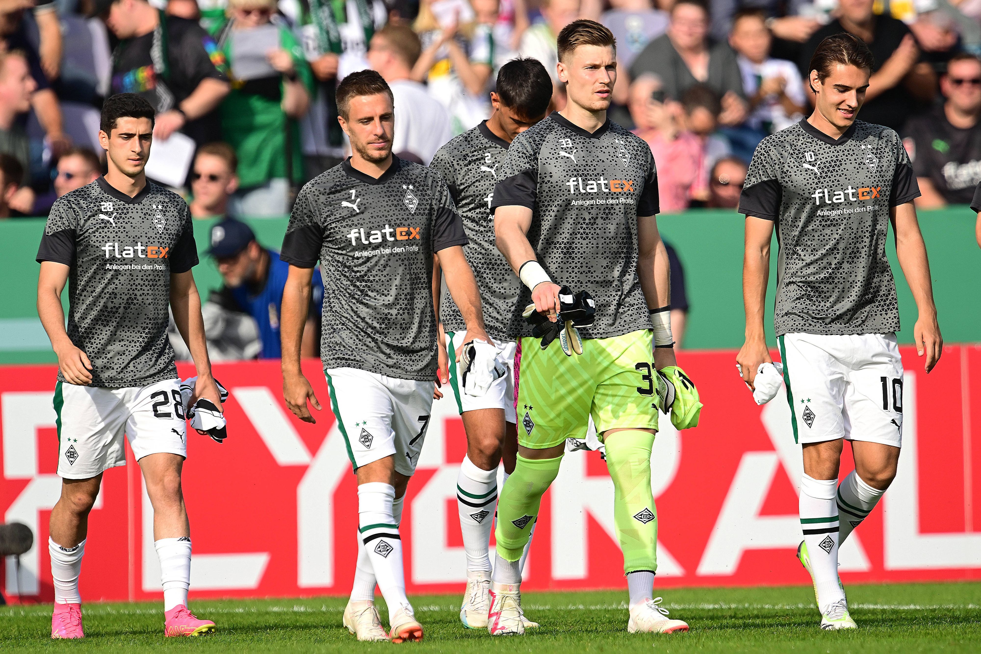Die Einwechselspieler von Borussia auf dem Weg zur Ersatzbank.