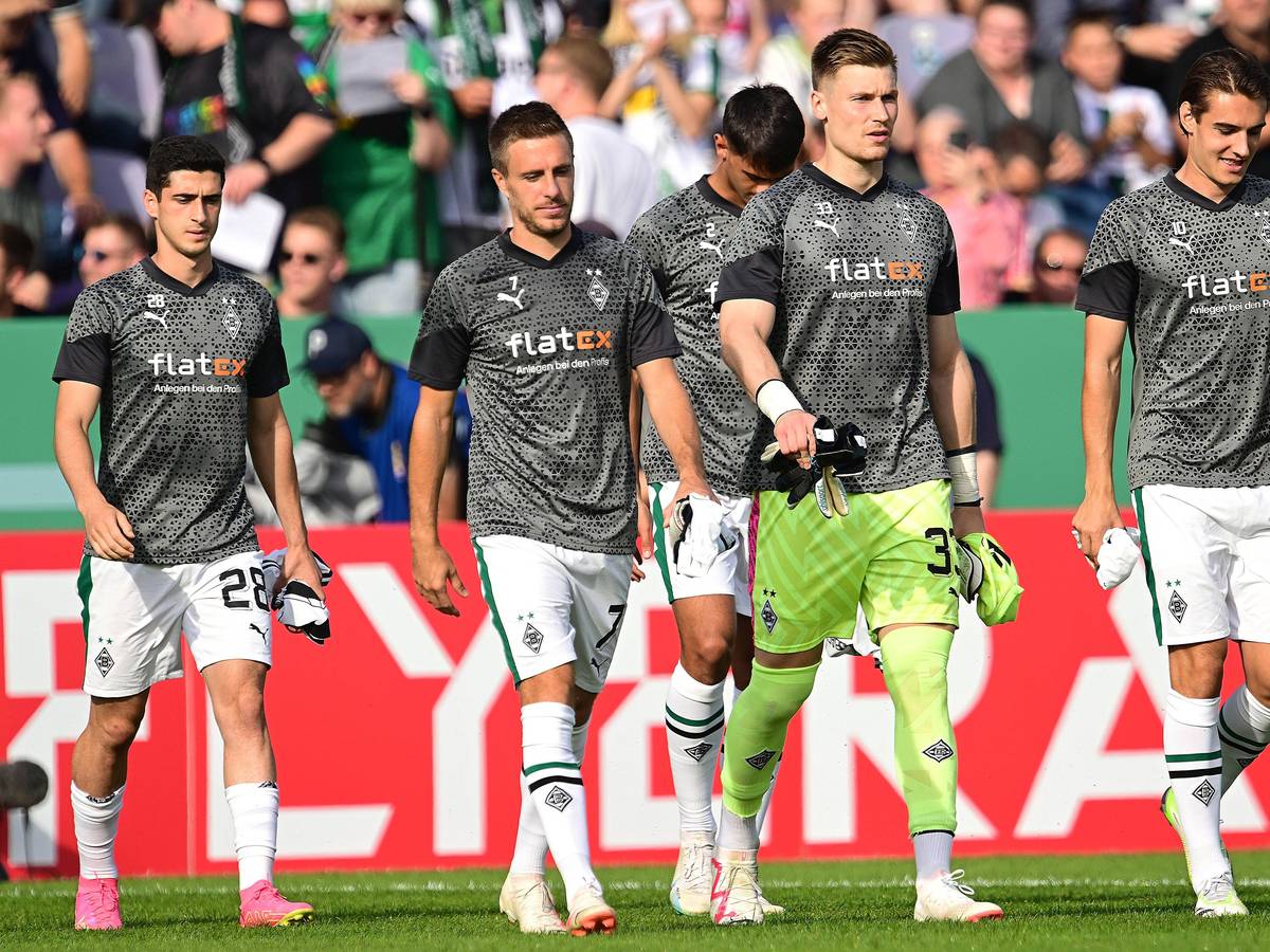 Die Einwechselspieler von Borussia auf dem Weg zur Ersatzbank.