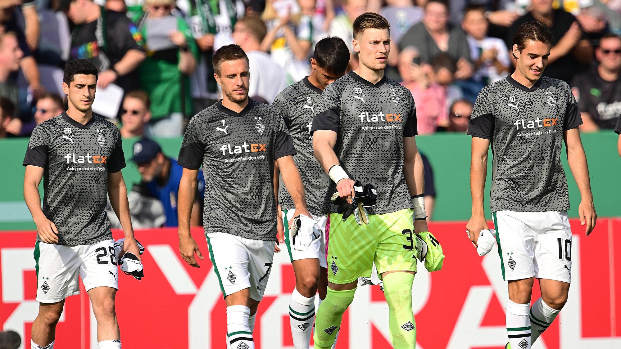 Die Einwechselspieler von Borussia auf dem Weg zur Ersatzbank.