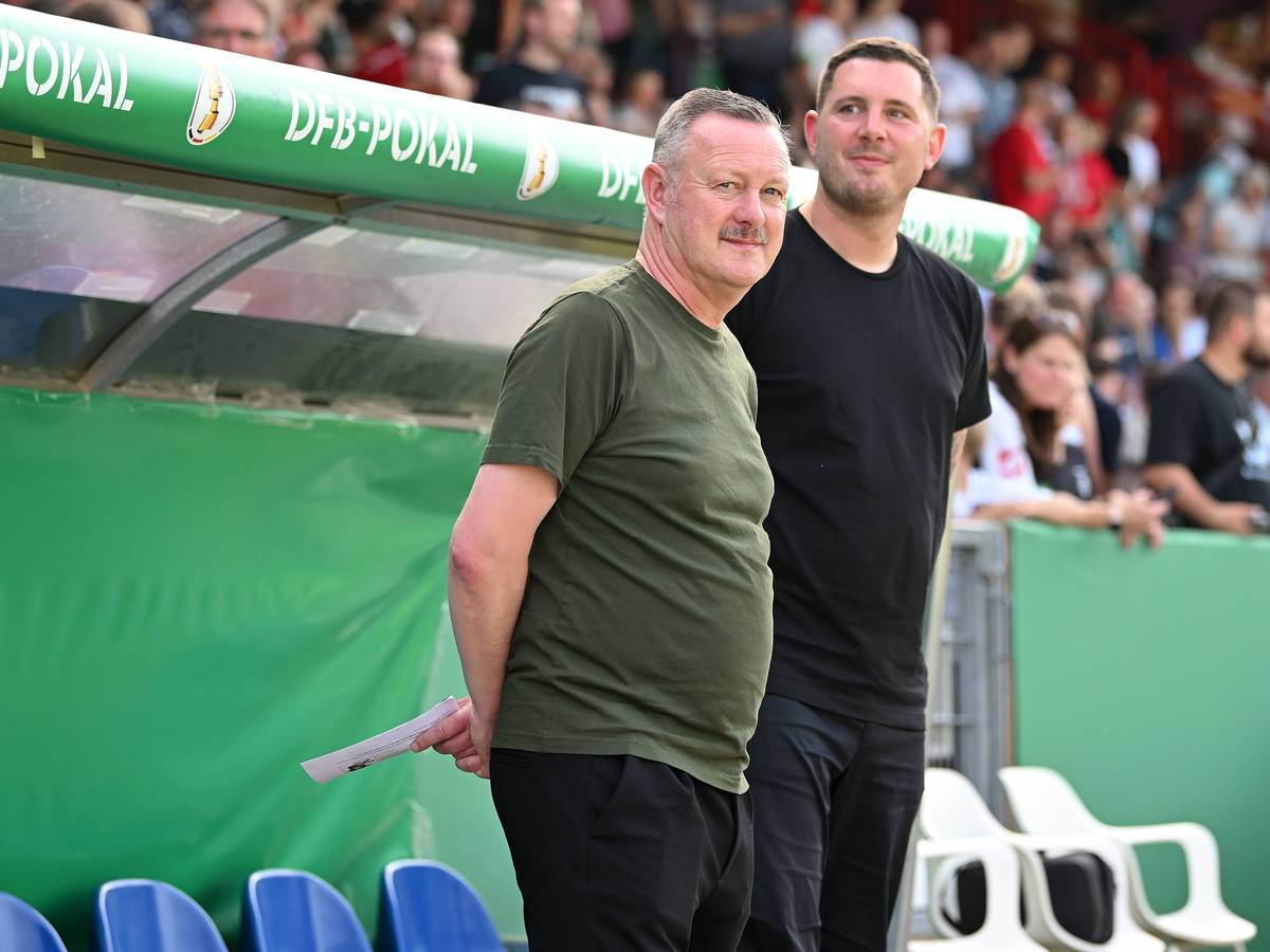 Roland Virkus und Nils Schmadtke stehen vor dem ersten Pokalspiel in Osnabrück vor der Ersatzbank.