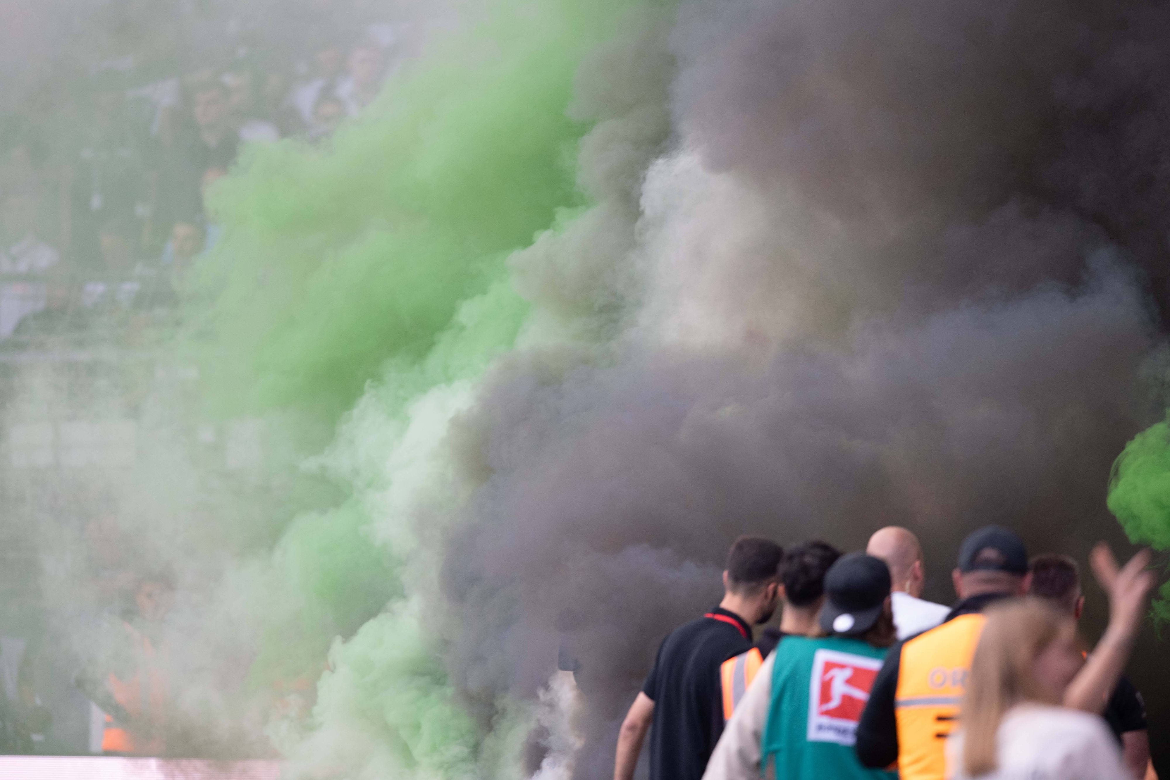 Die Borussia-Fans im Bochumer Gästeblock zünden Rauchbomben während des Spiels.