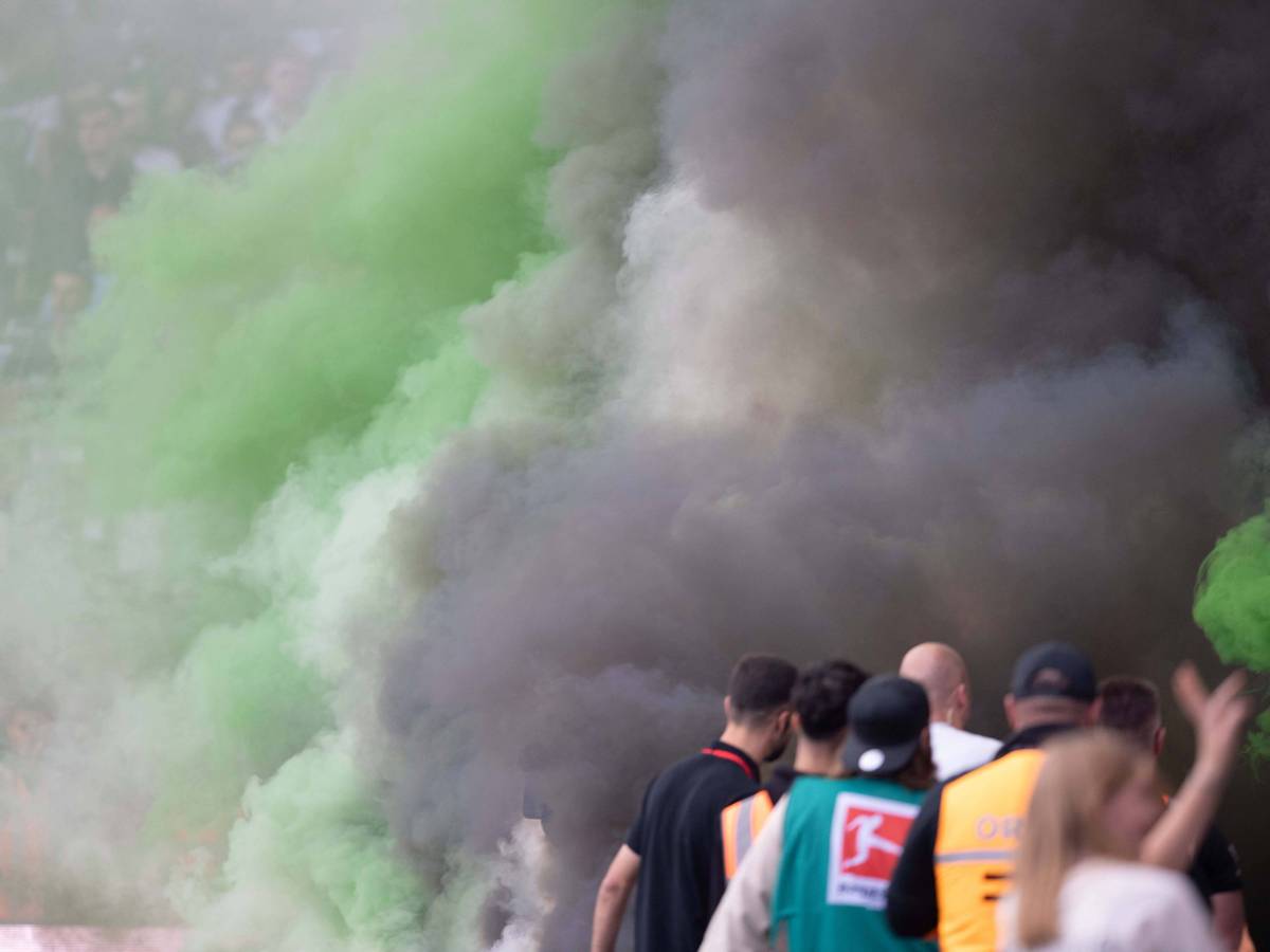 Die Borussia-Fans im Bochumer Gästeblock zünden Rauchbomben während des Spiels.