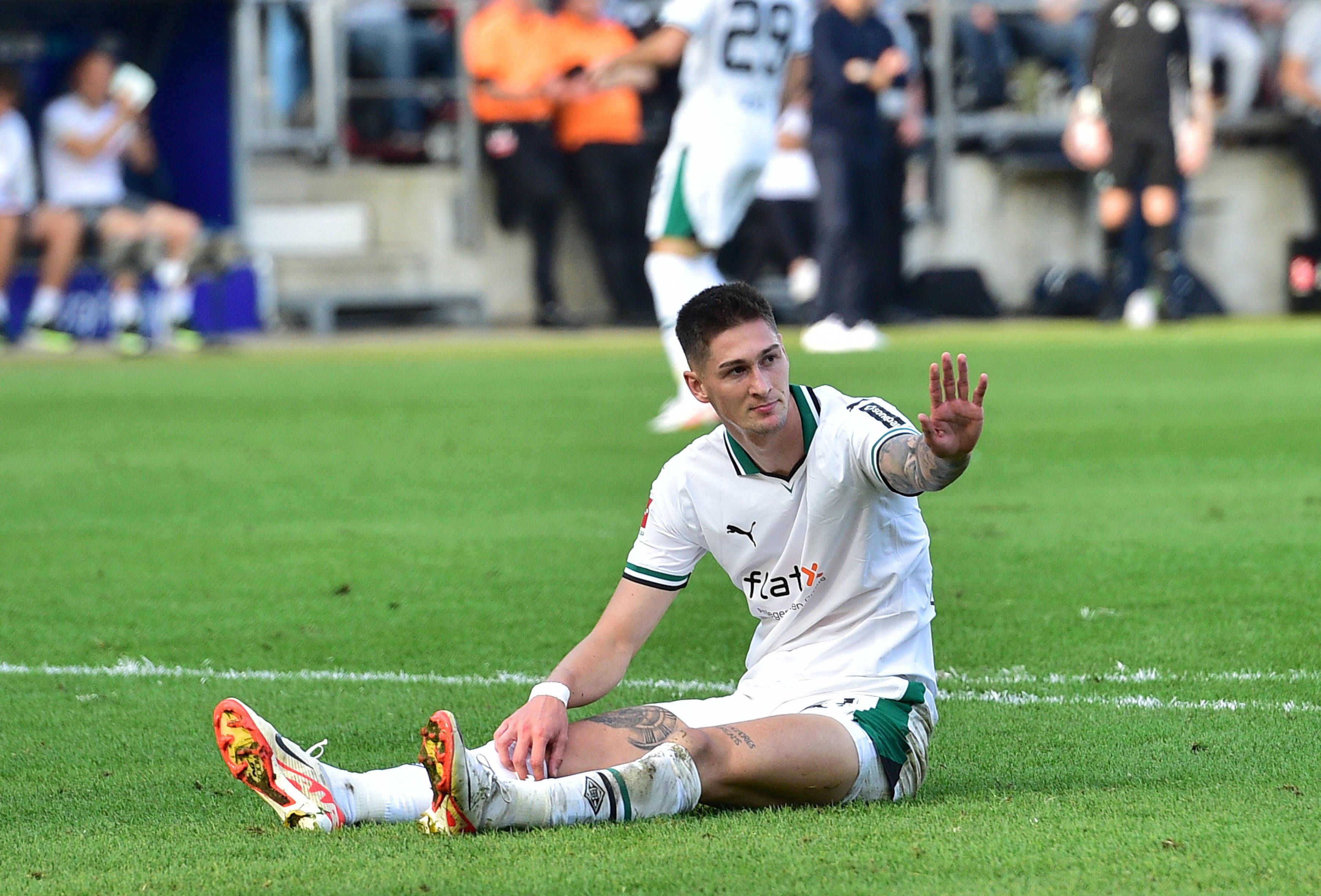 Tomas Cvancara sitzt auf dem Rasen beim Borussia-Spiel in Bochum.